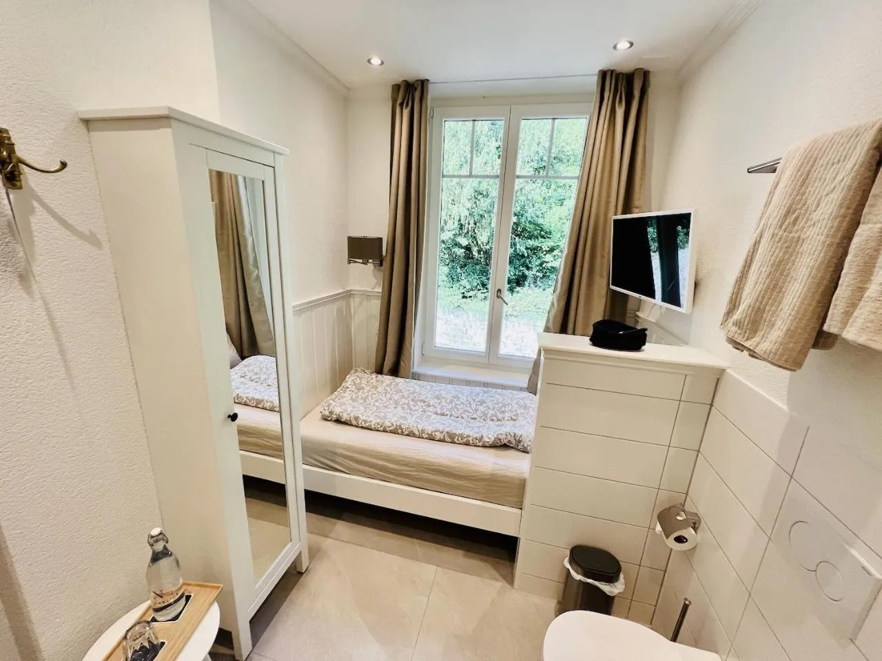 Photo of the whole room, Bed in Boutique Hotel Niesenblick - direkt am Thunersee gelegen mit SELF CHECK IN & digitaler Rezeption