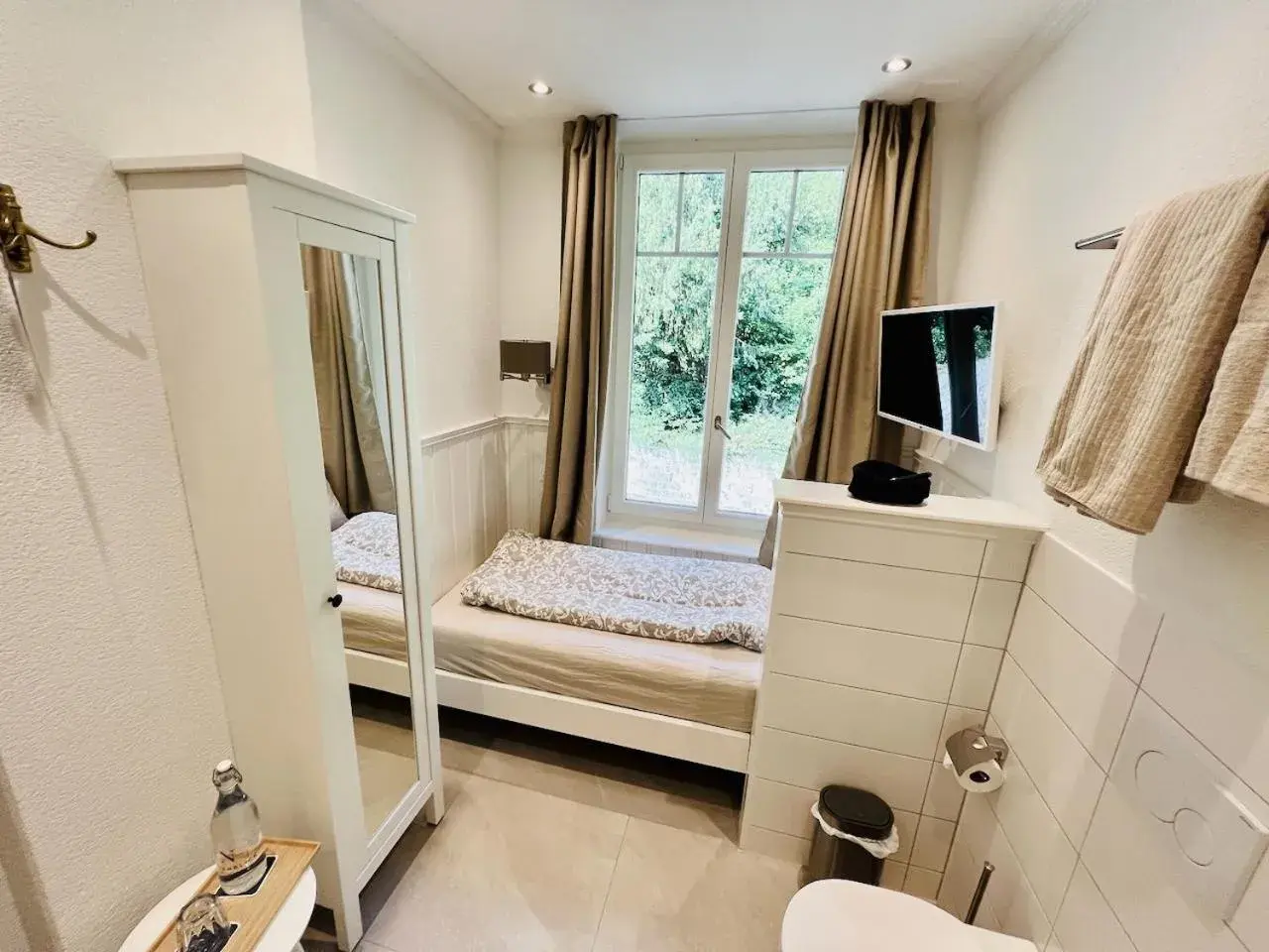 Mini Single Room, located on the street side - single occupancy in Boutique Hotel Niesenblick - direkt am Thunersee gelegen mit SELF CHECK IN & digitaler Rezeption Mini Single Room, located on the street side - single occupancy in Boutique Hotel Niesenblick - direkt am Thunersee gelegen mit SELF CHECK IN & digitaler Rezeption