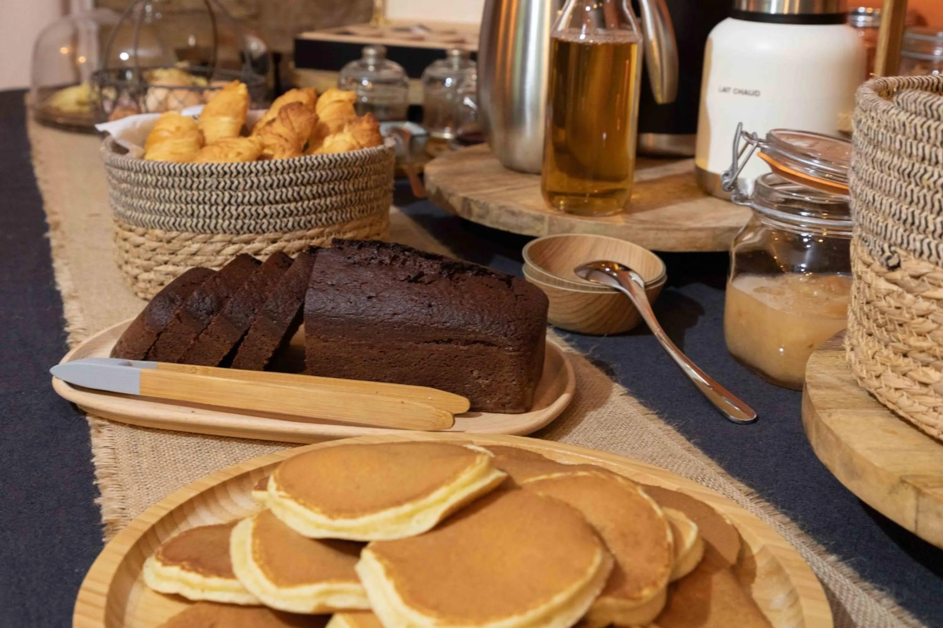 Continental breakfast in Domaine du Kelenn, Maison d'hôtes de charme avec piscine
