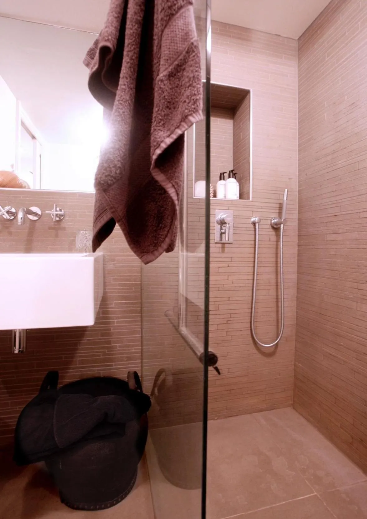 Shower in Cozy Canal Studio