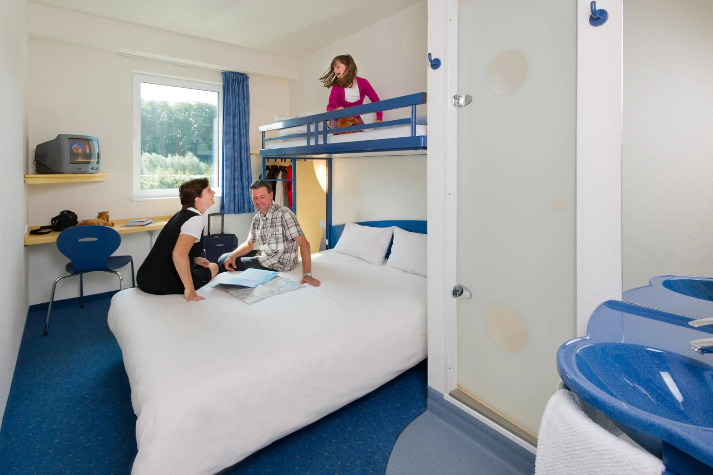 People, Bed in ibis budget Aachen Raeren Grenze