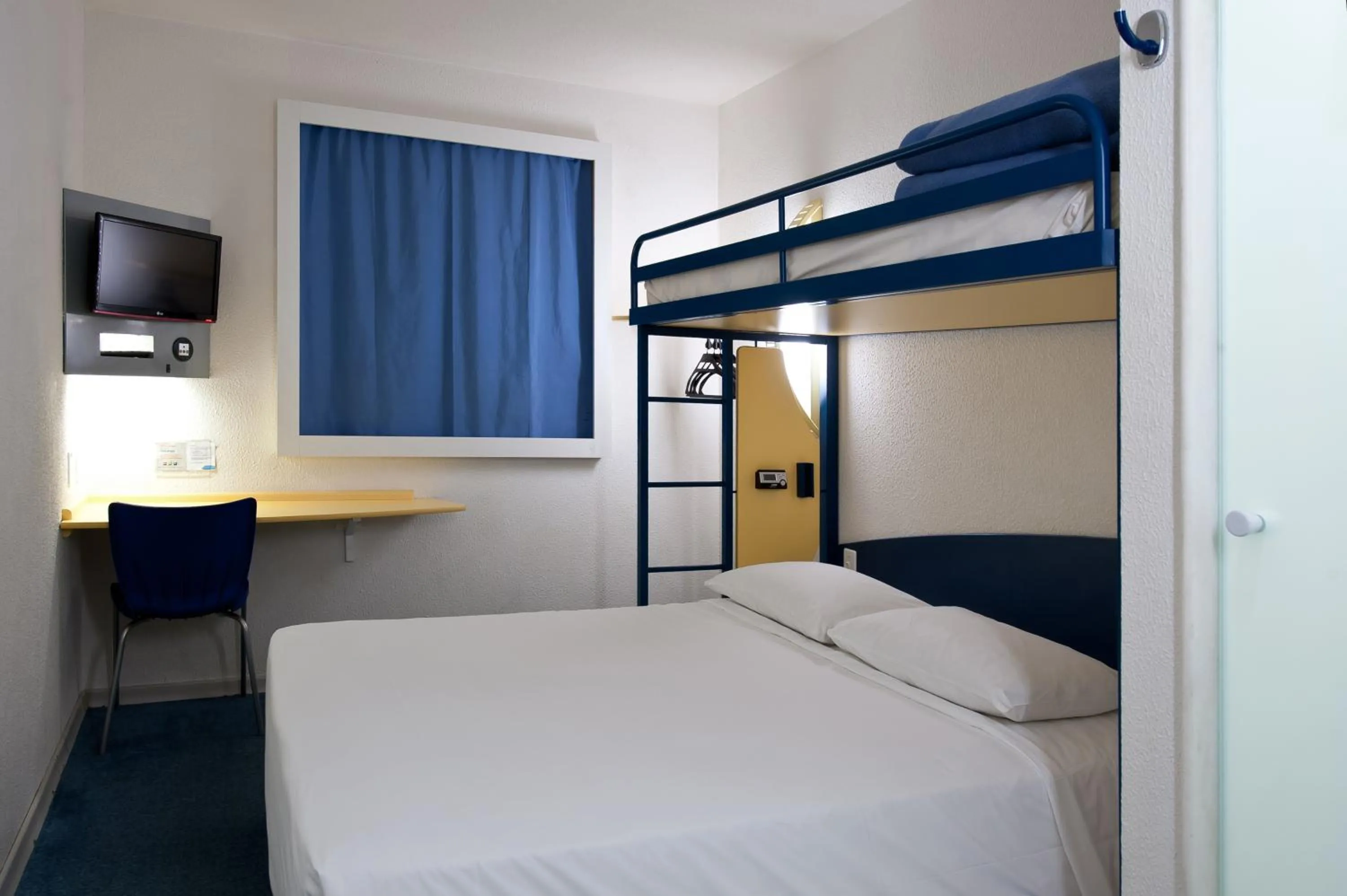 Bed in ibis budget Aachen Raeren Grenze