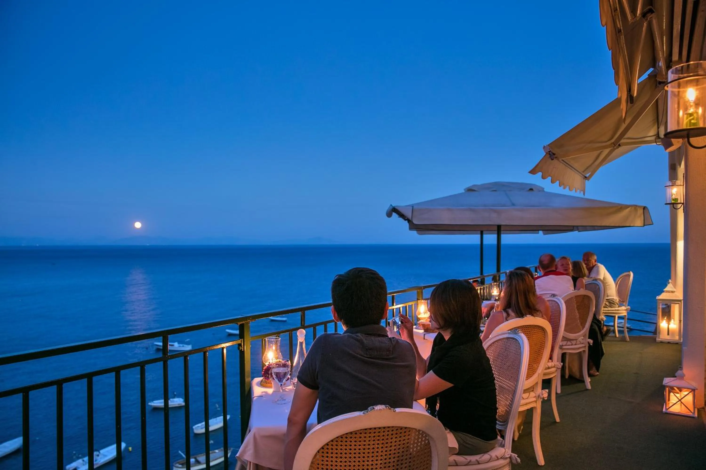 Restaurant/places to eat in Villa Corallium