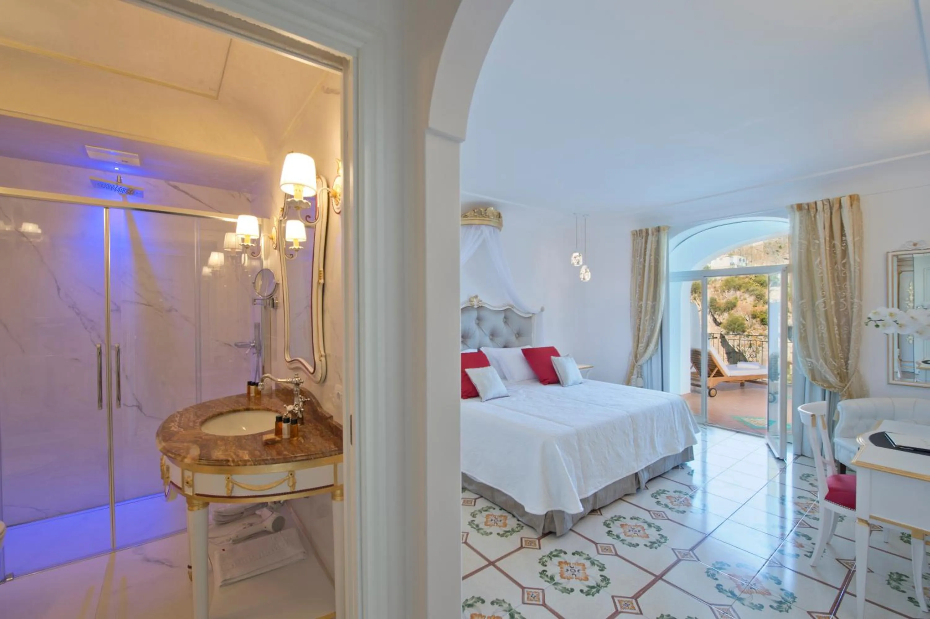 Photo of the whole room, Bed in Villa Corallium