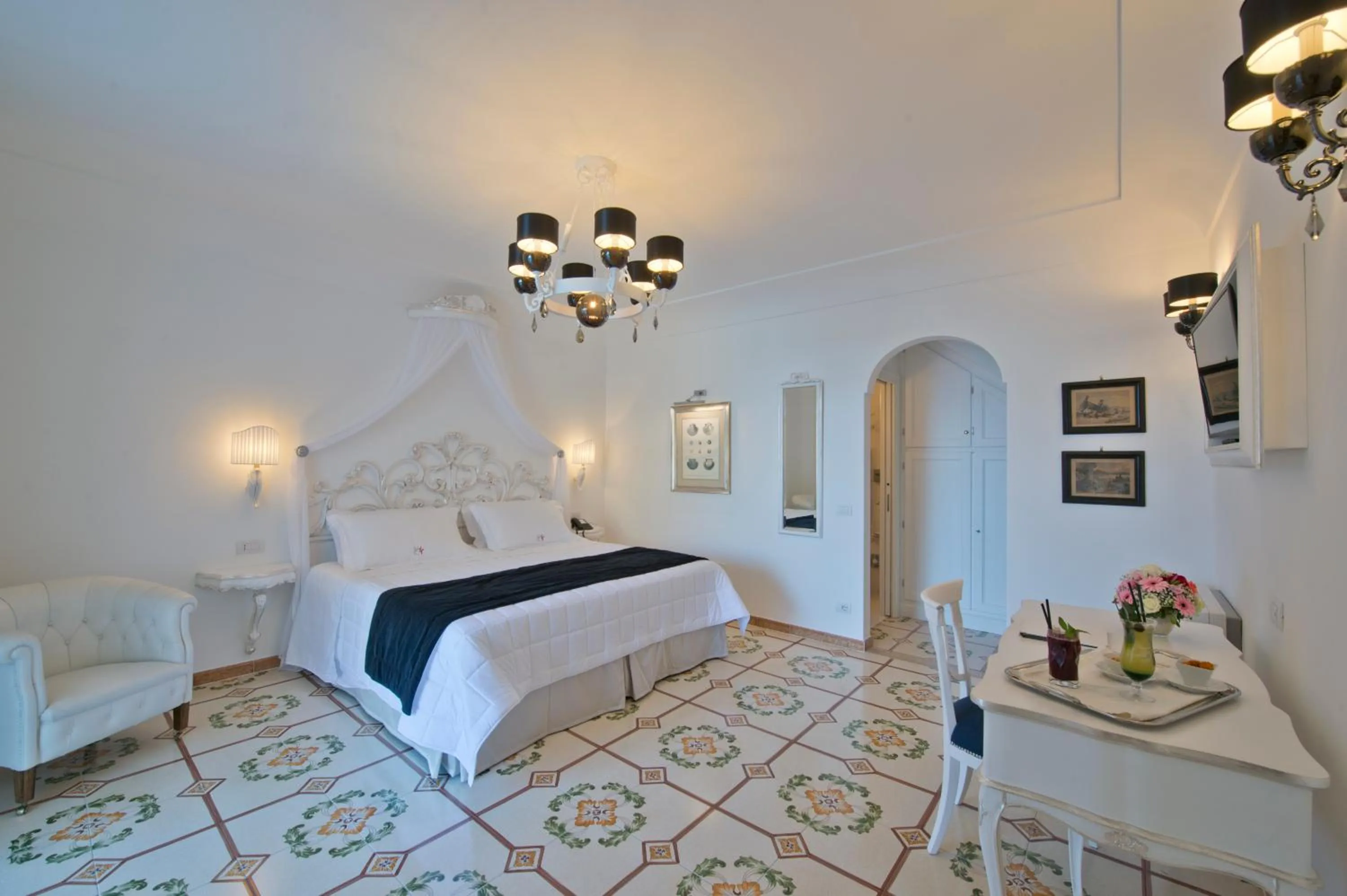 Photo of the whole room, Bed in Villa Corallium