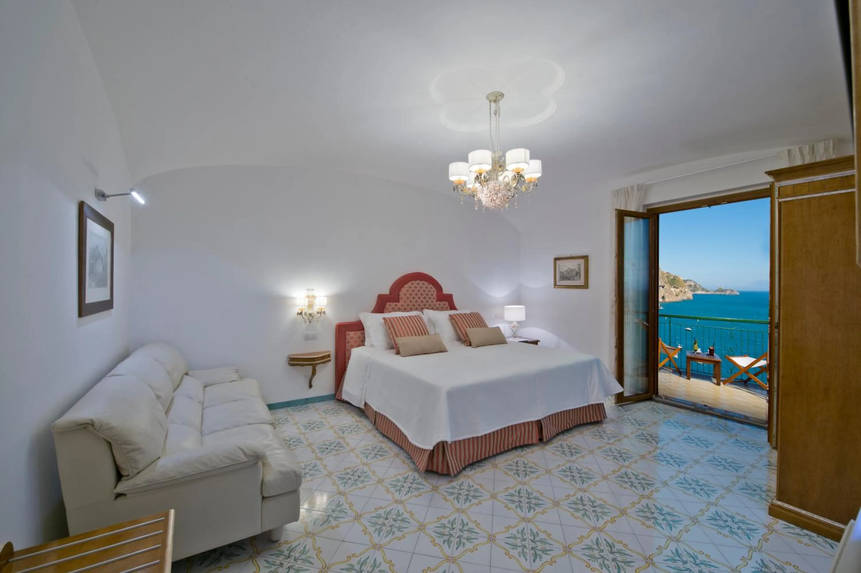 Photo of the whole room, Bed in Villa Corallium