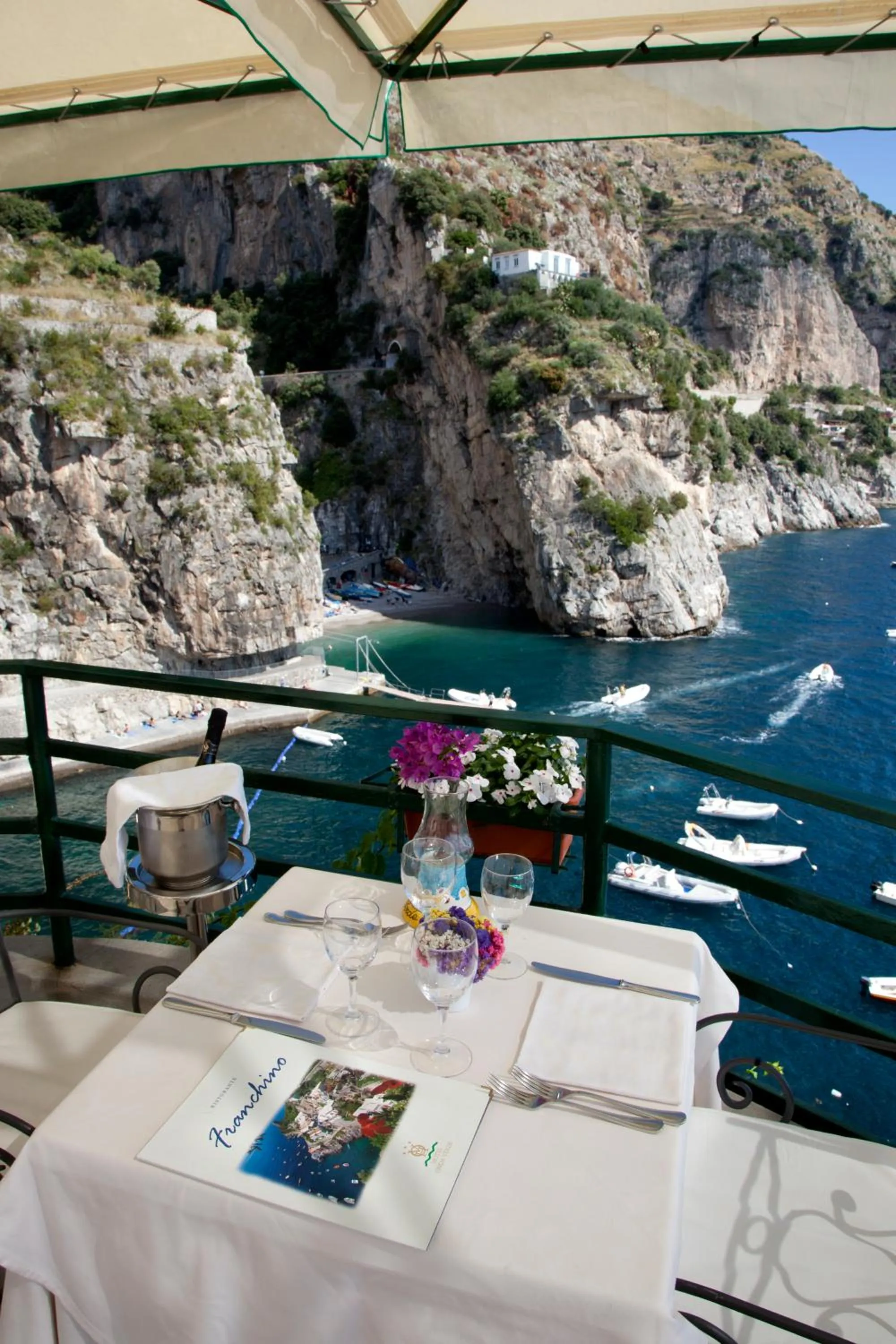 Restaurant/places to eat in Villa Corallium