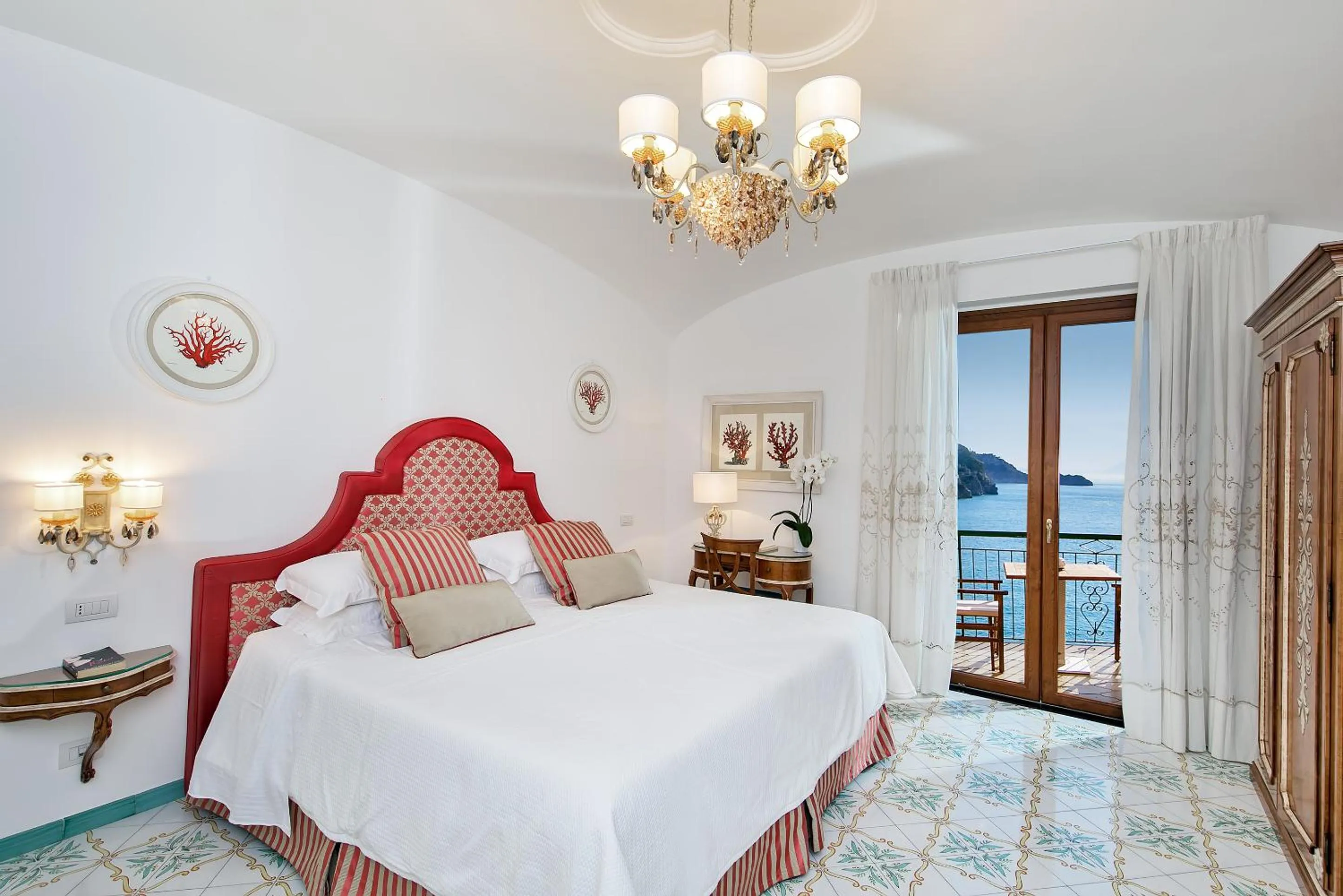 Photo of the whole room, Bed in Villa Corallium