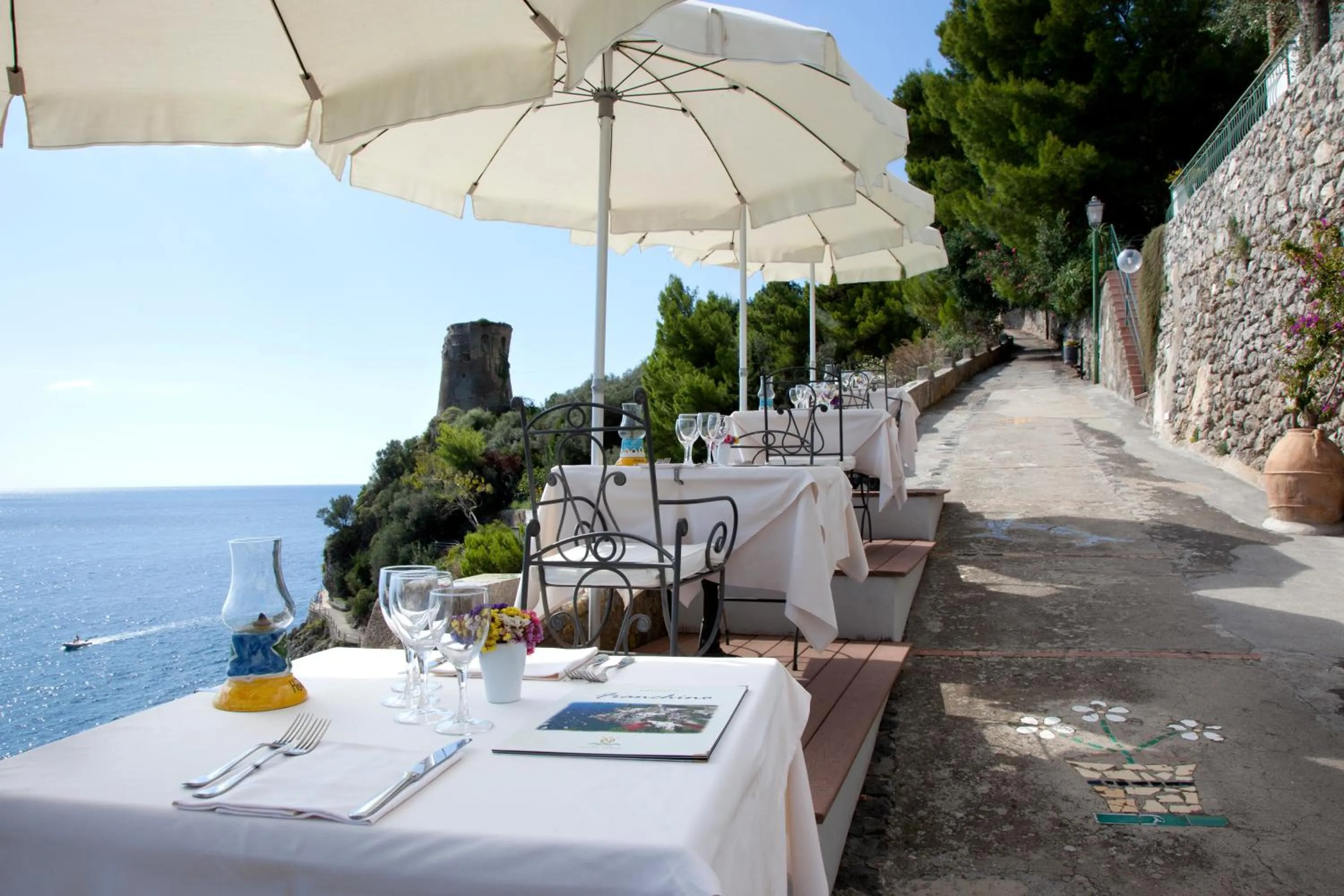 Restaurant/places to eat in Villa Corallium