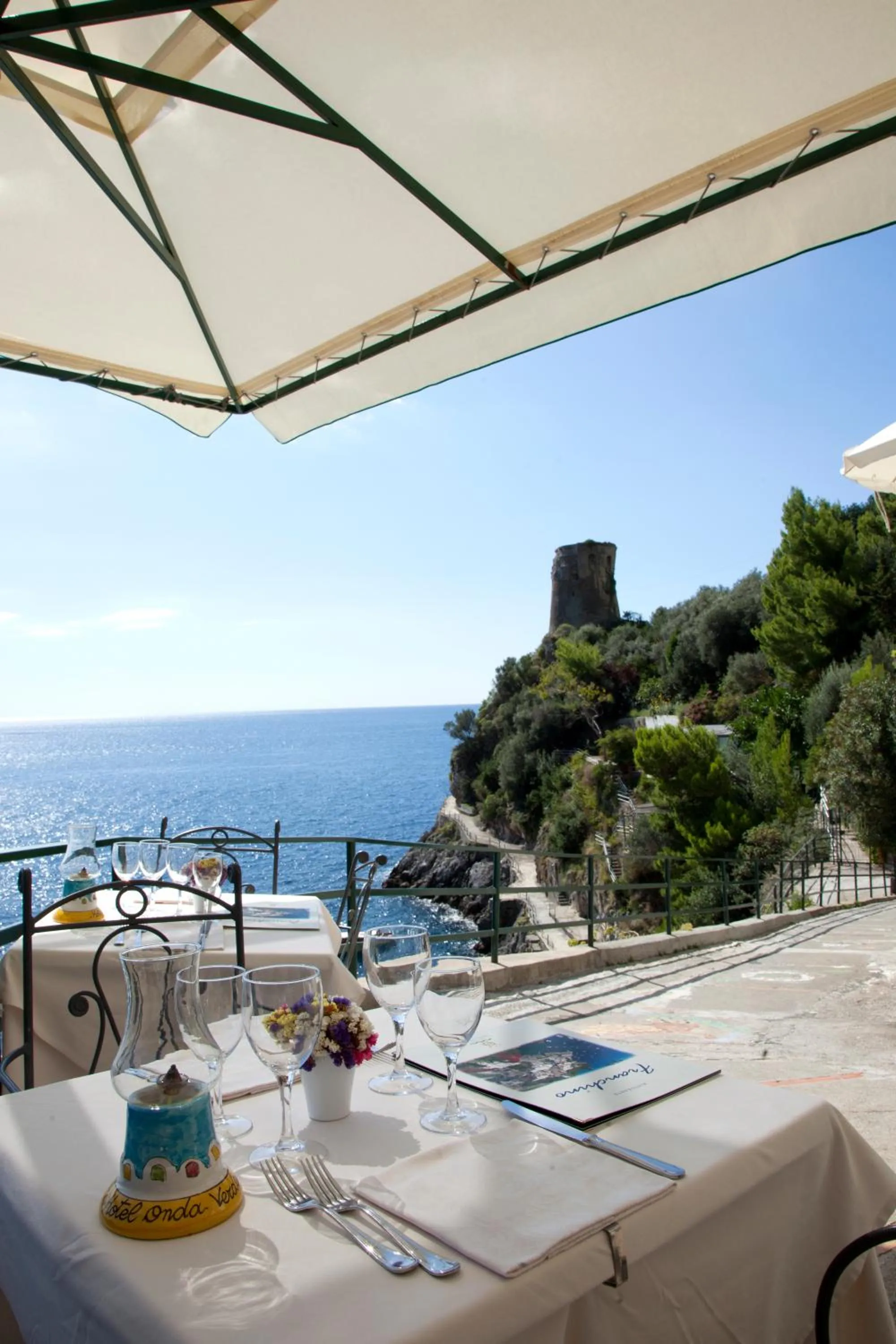 Restaurant/places to eat in Villa Corallium