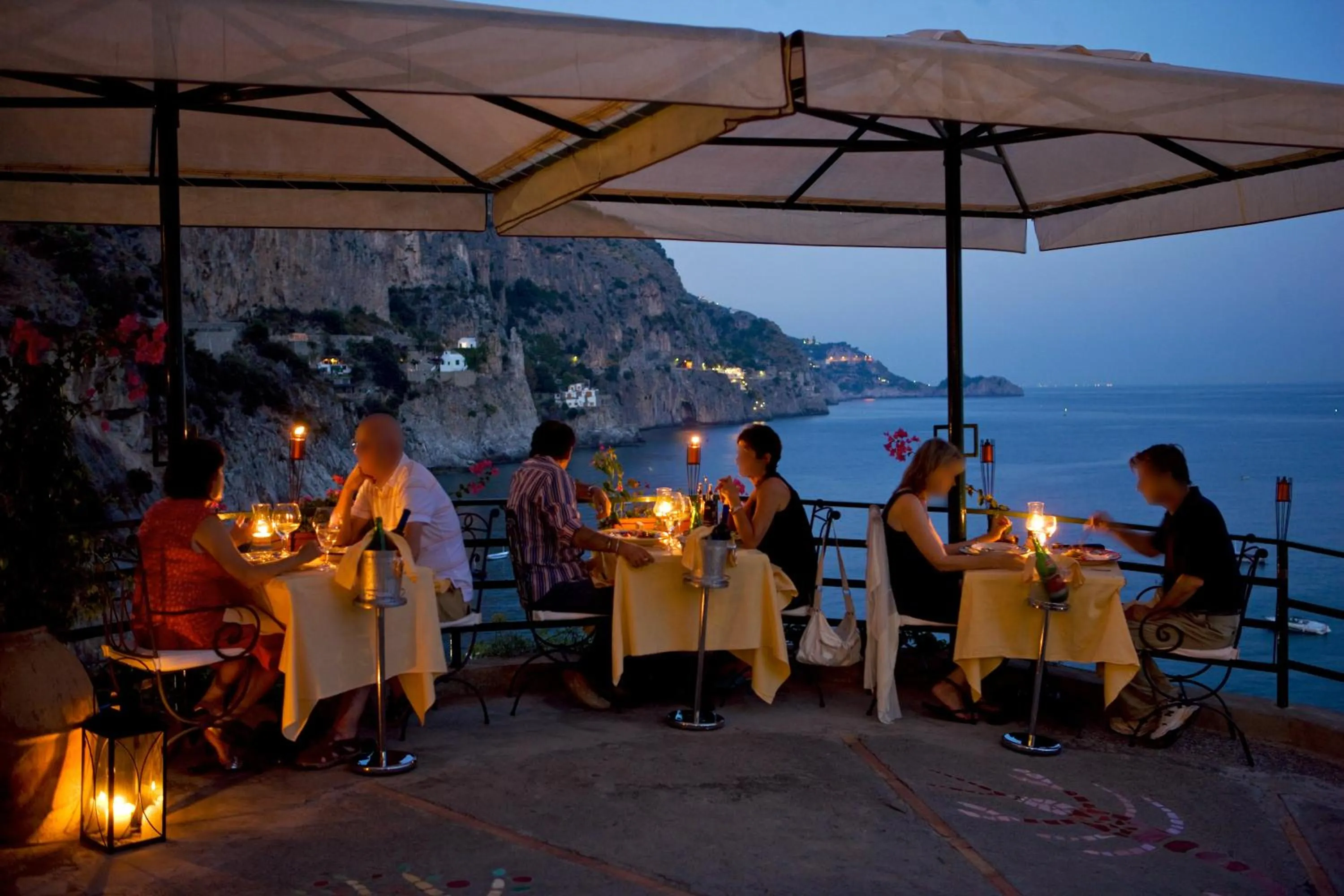 Restaurant/places to eat in Villa Corallium