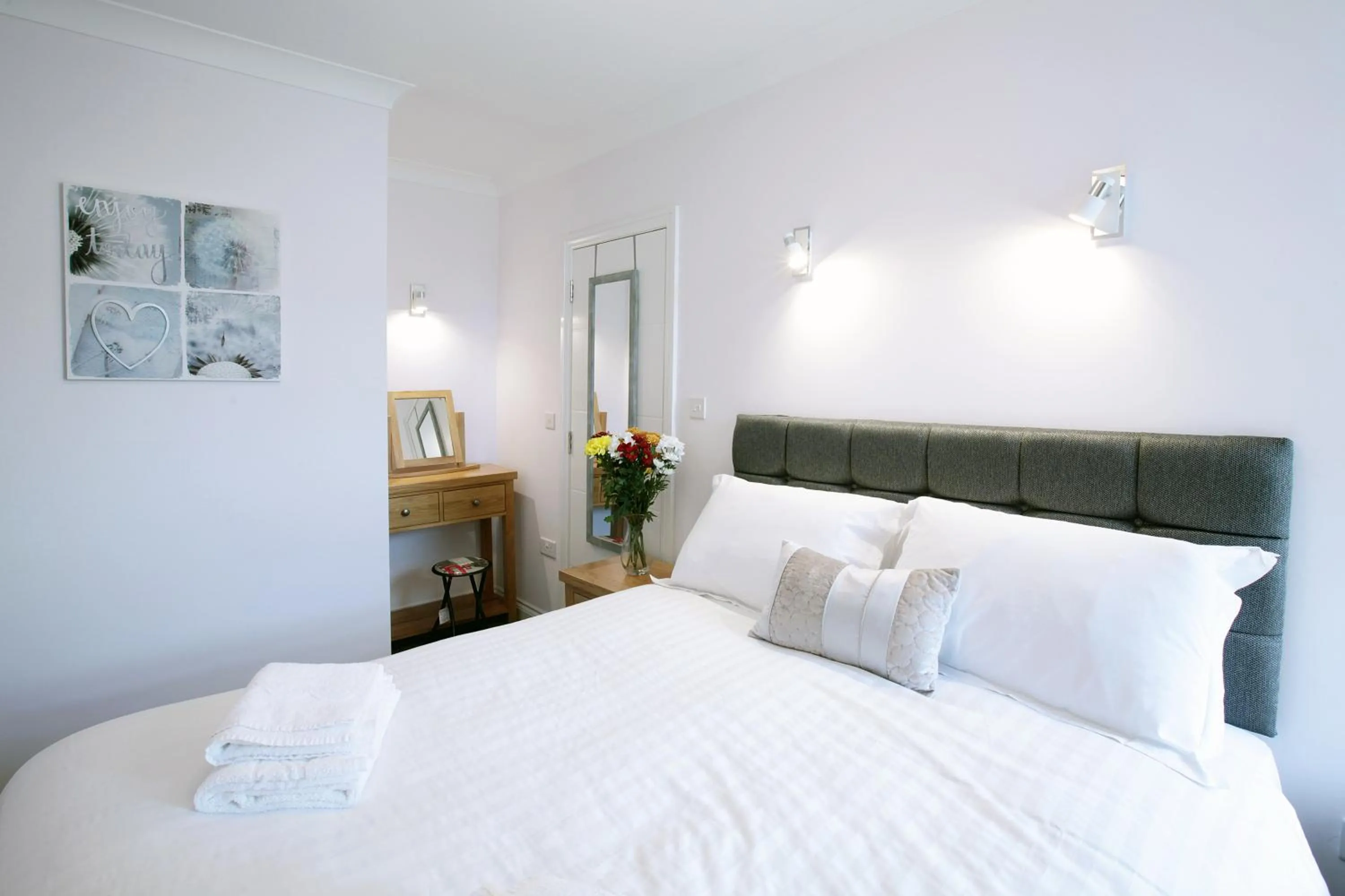 Bedroom, Bed in Austens Apartments