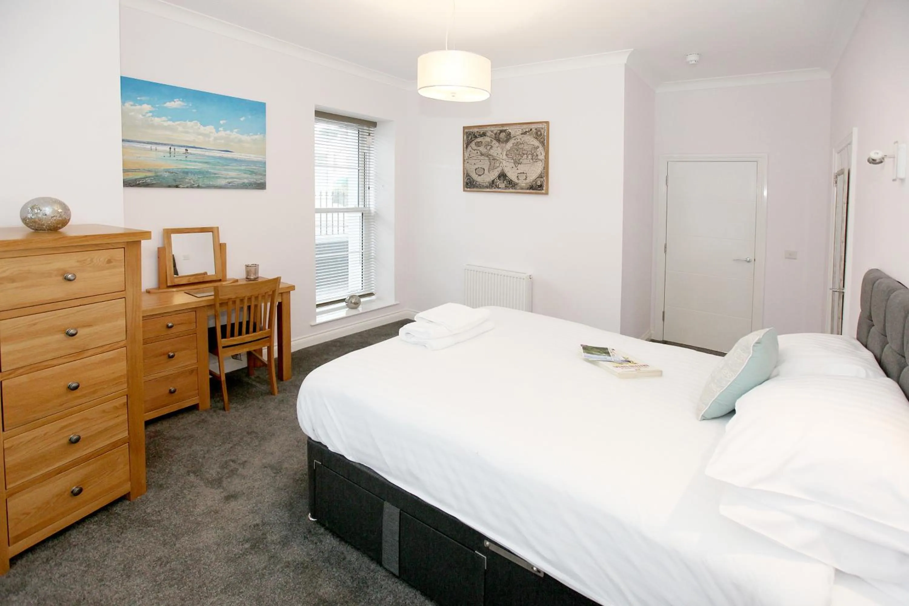 Bedroom, Bed in Austens Apartments