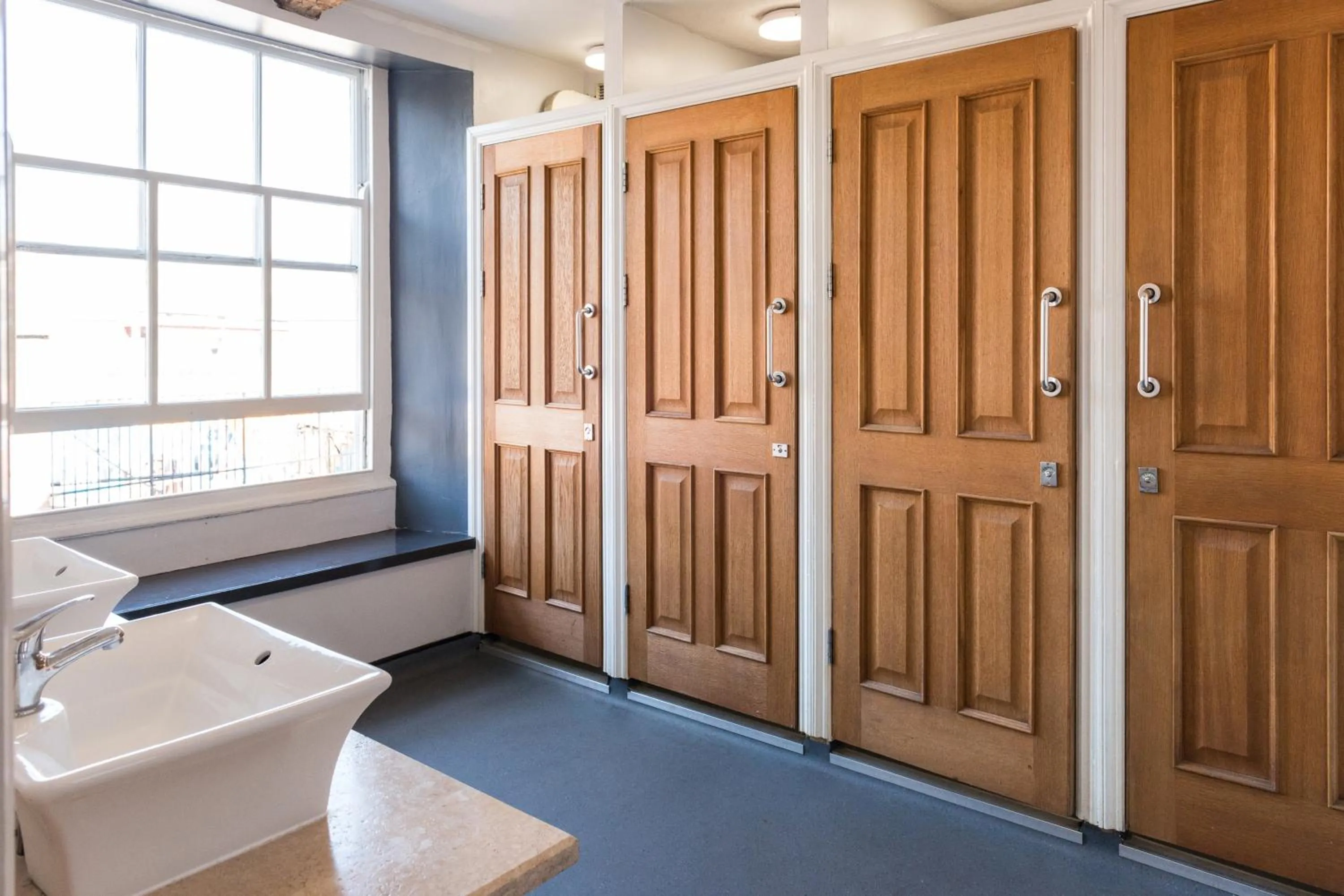 Bathroom in The Full Moon Backpackers