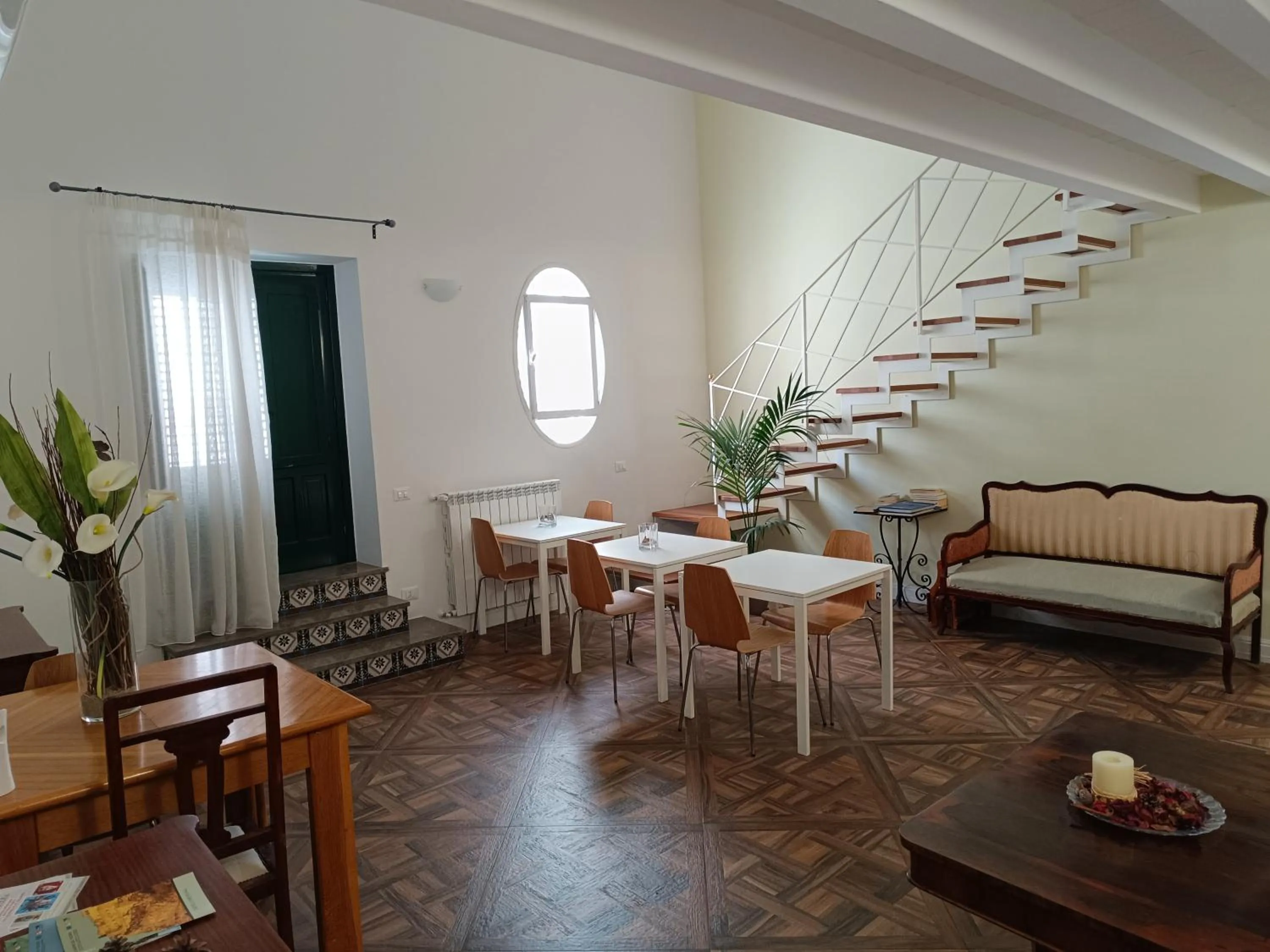 Seating area in Demetra Rooms