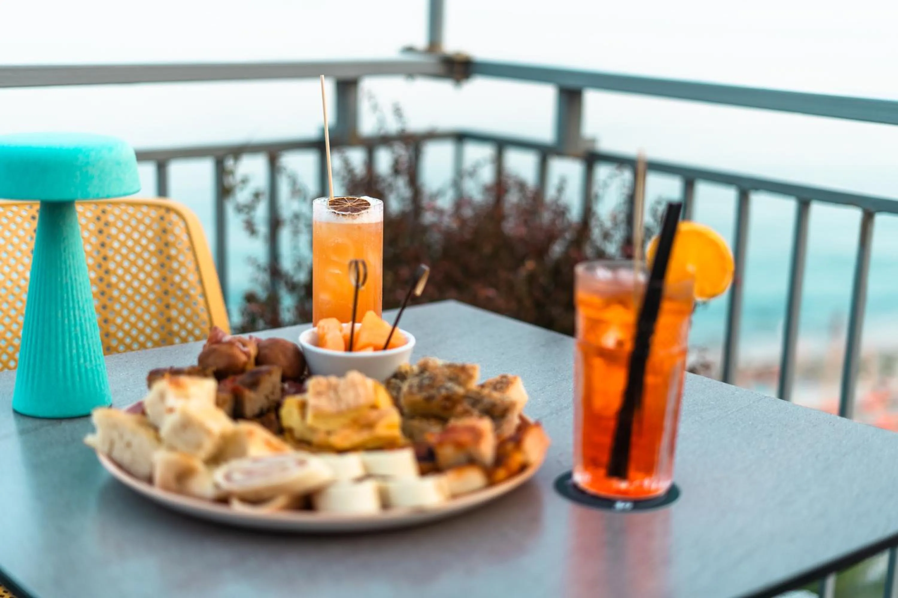 Restaurant/places to eat in Hotel Jolly Roger