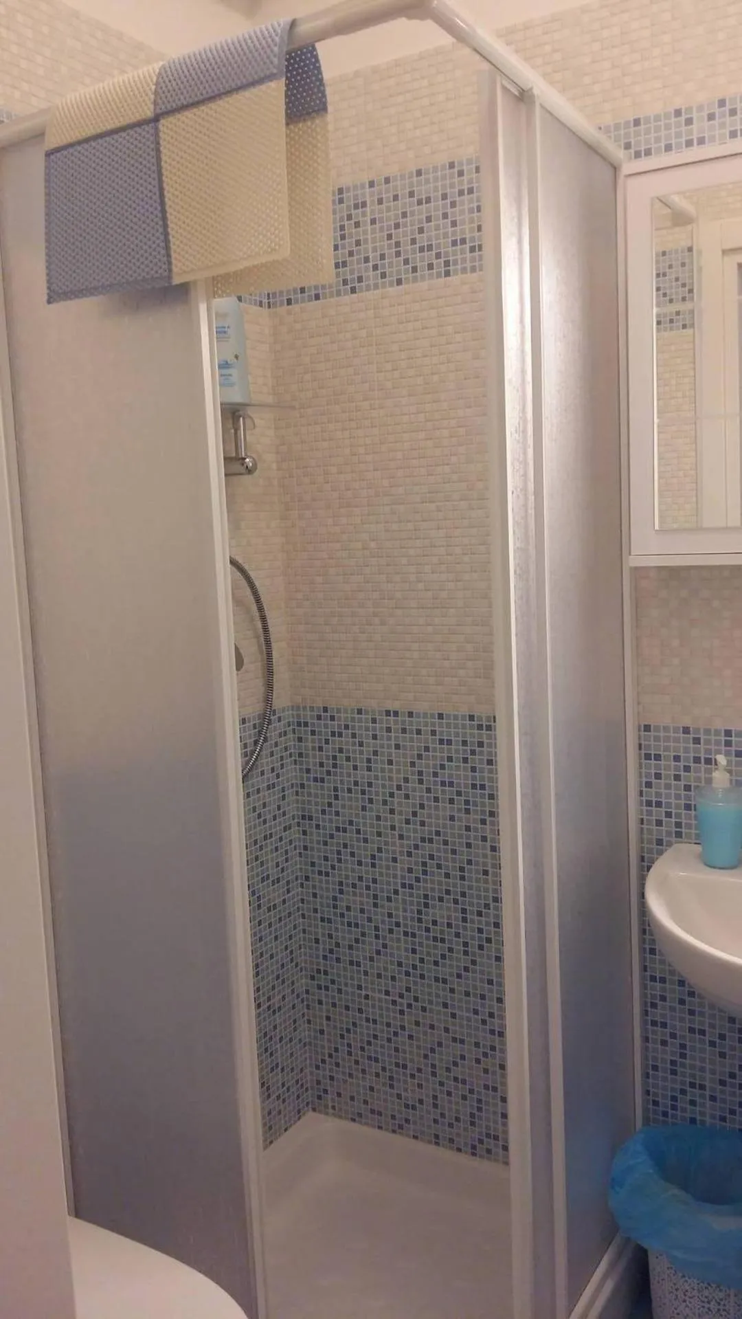 Shower in B&B Una Rotonda sul mare