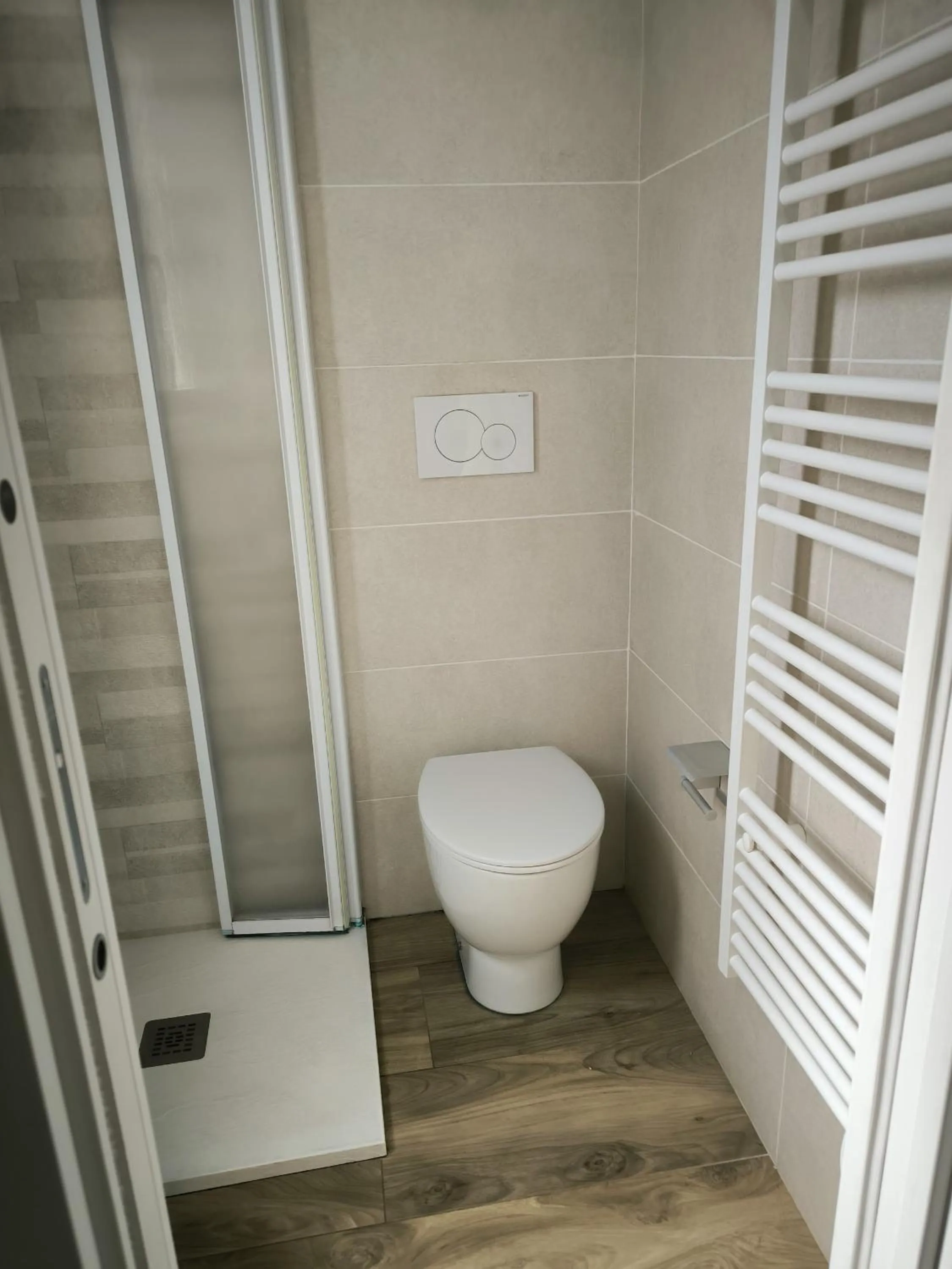 Shower in La Mimosa Chic