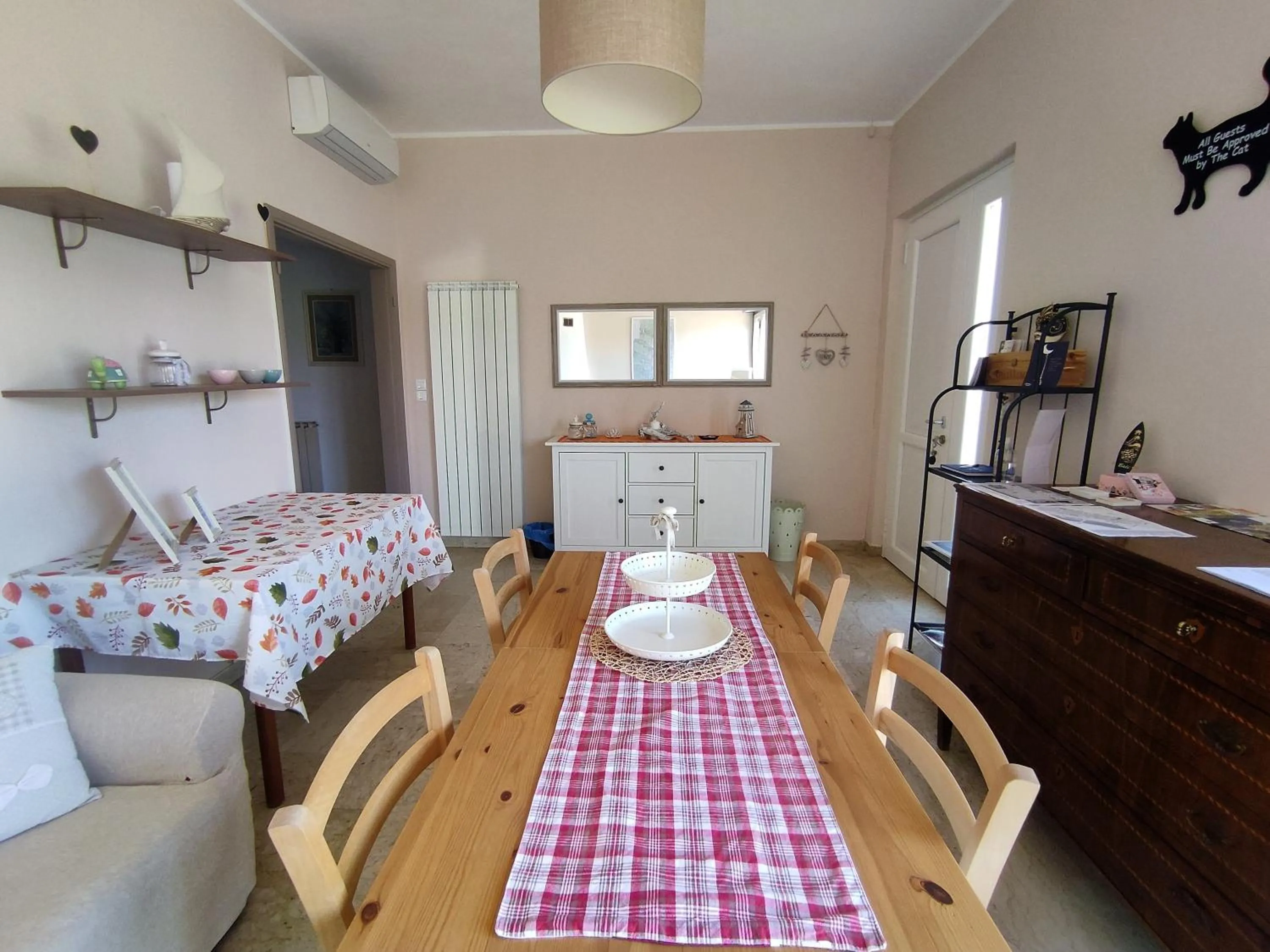 Communal lounge/ TV room, Bed in La Mimosa Chic