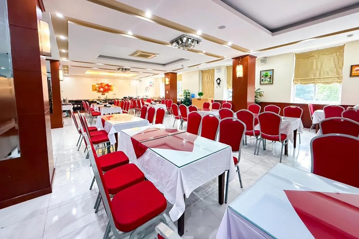 Restaurant/places to eat in A25 Hotel - 705 Lac Long Quan