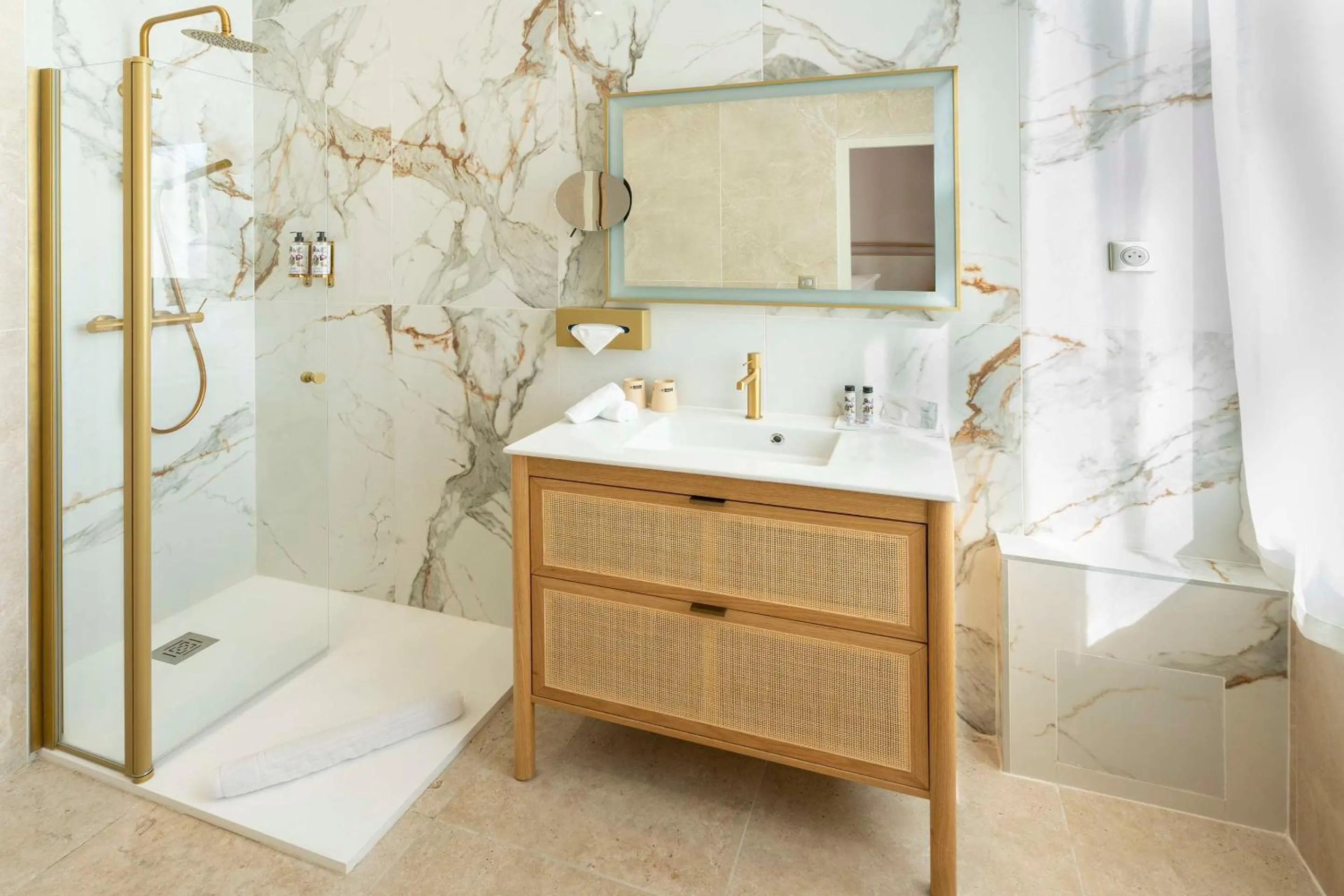 Shower in Grand Hotel Des Lecques; BW Signature Collection