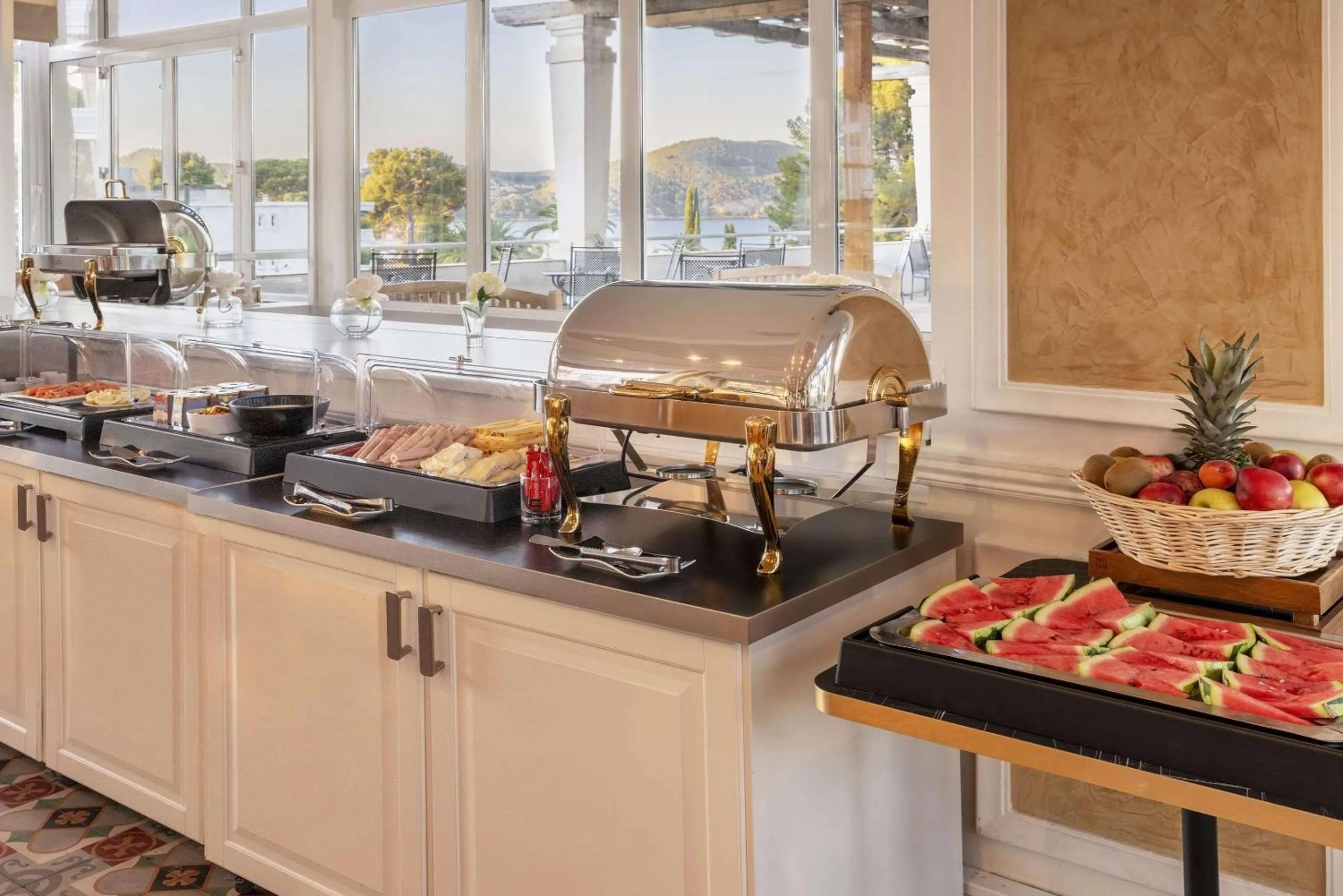 Food and drinks in Grand Hotel Des Lecques; BW Signature Collection