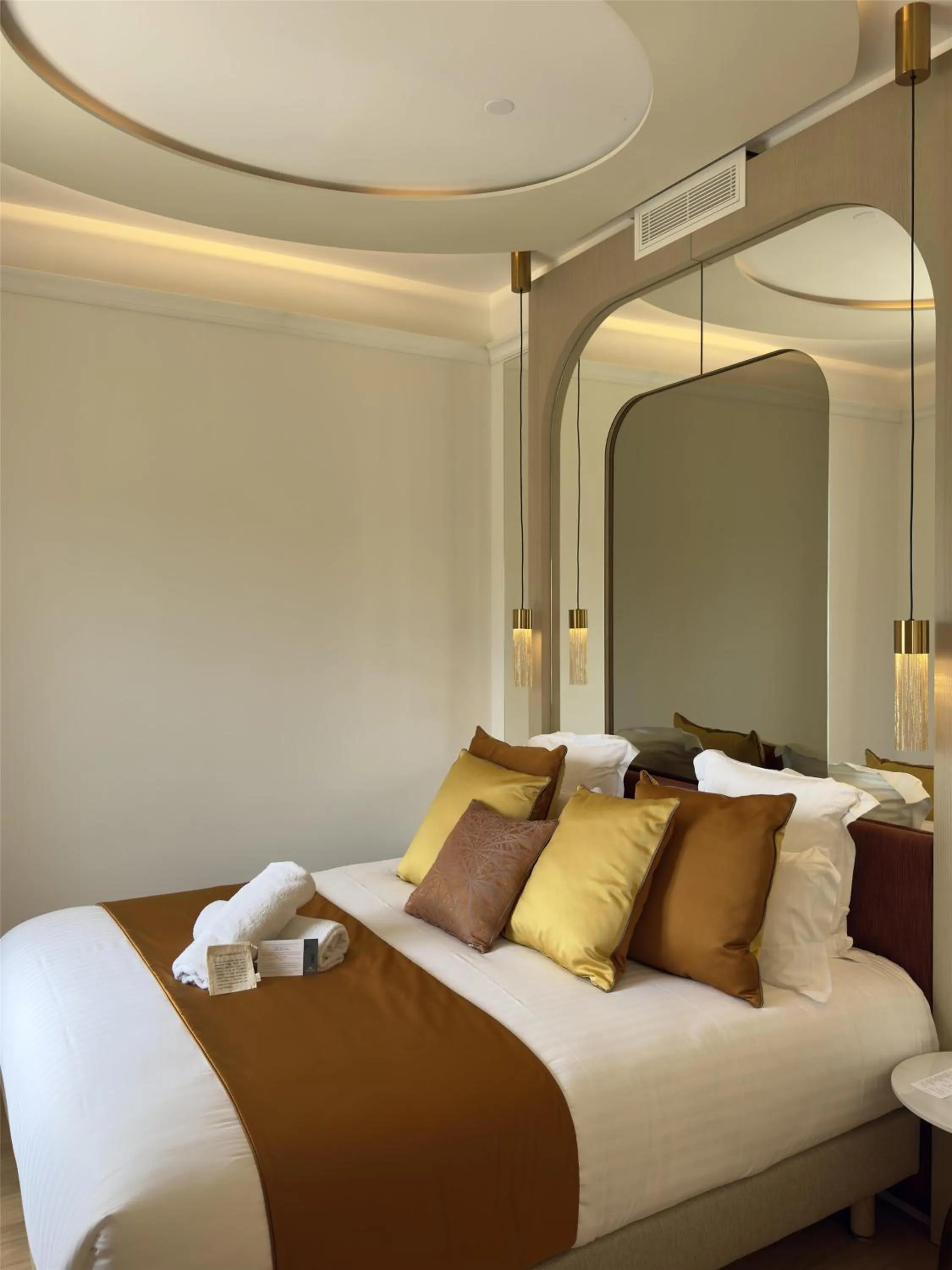 Photo of the whole room, Bed in Grand Hotel Des Lecques; BW Signature Collection