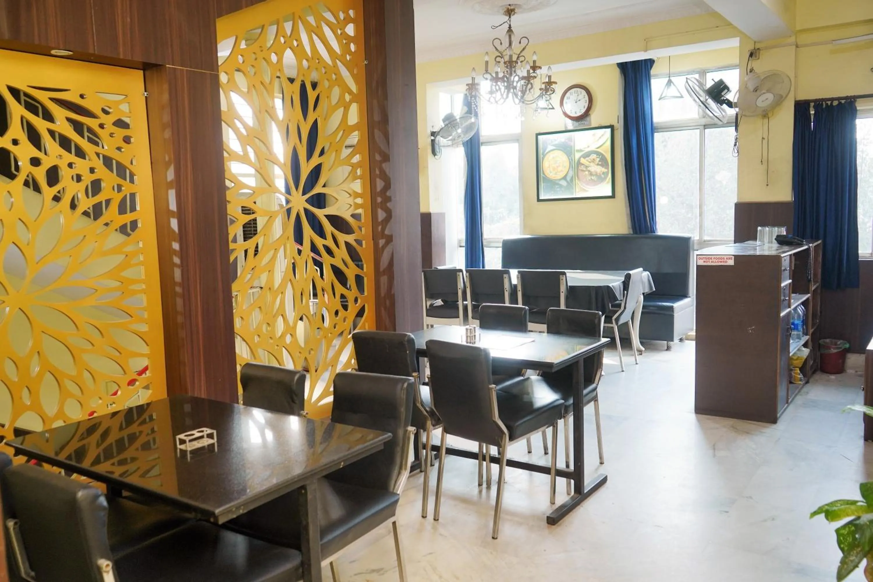 Restaurant/places to eat in Hotel Holideiinn