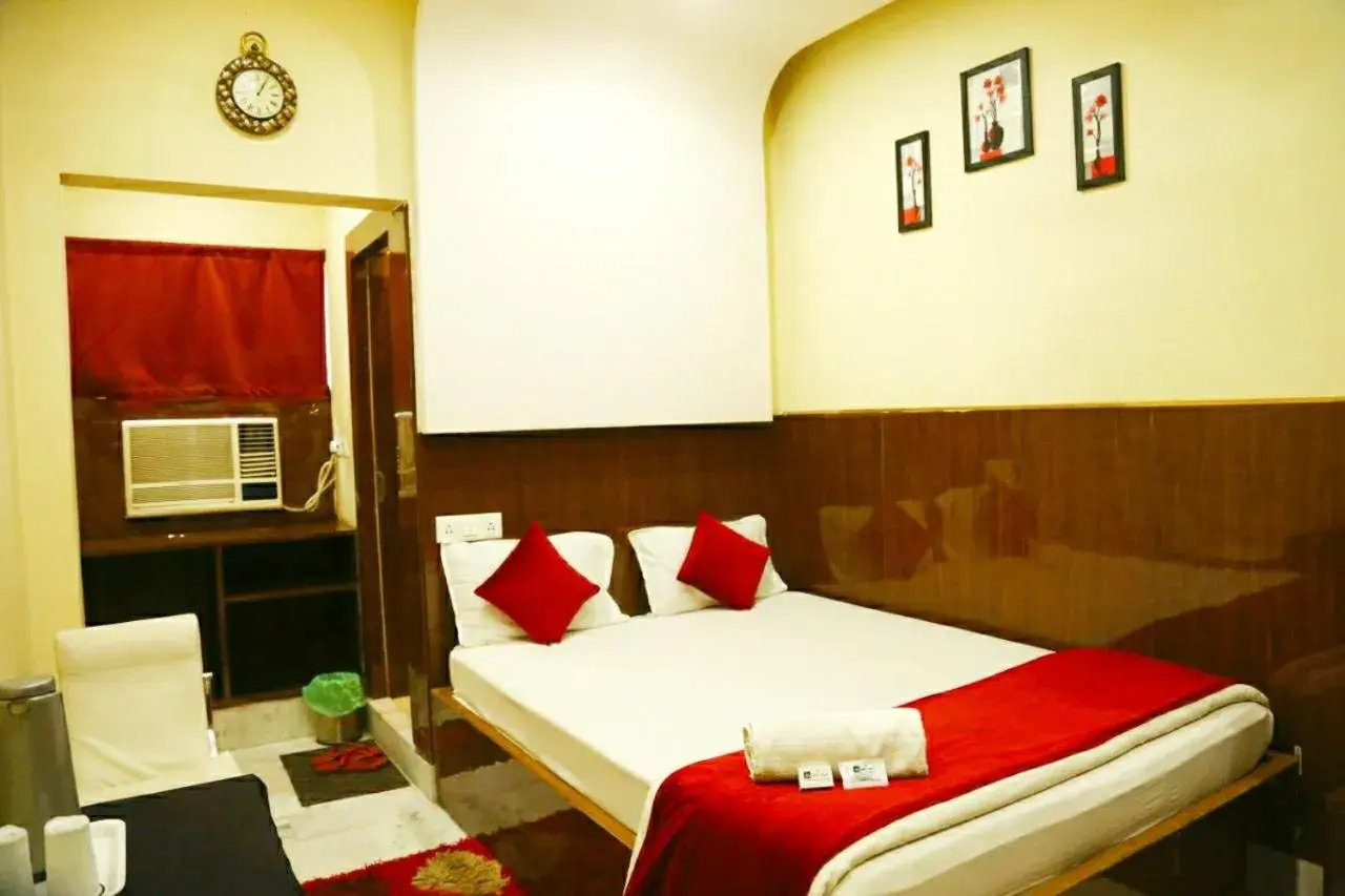 Superior Double Room in Hotel Holideiinn Superior Double Room in Hotel Holideiinn