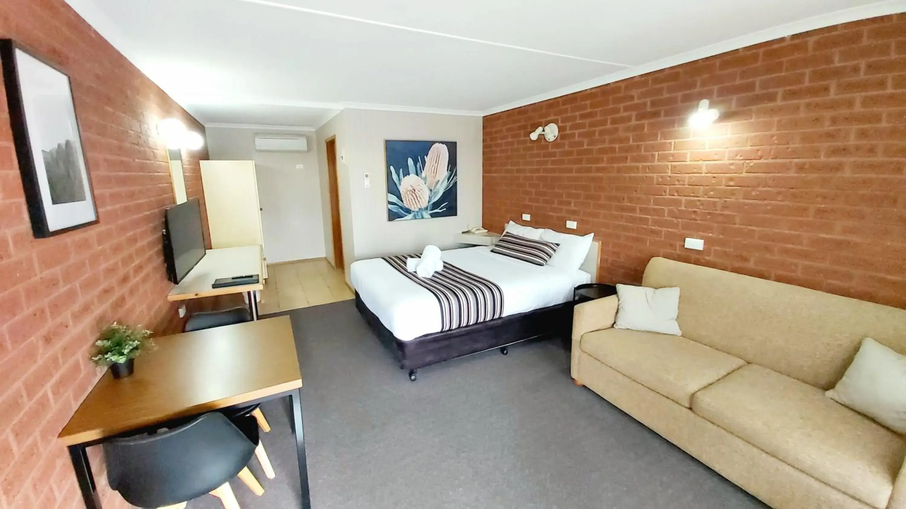 Queen Room in Country Mile Motor Inn Queen Room in Country Mile Motor Inn