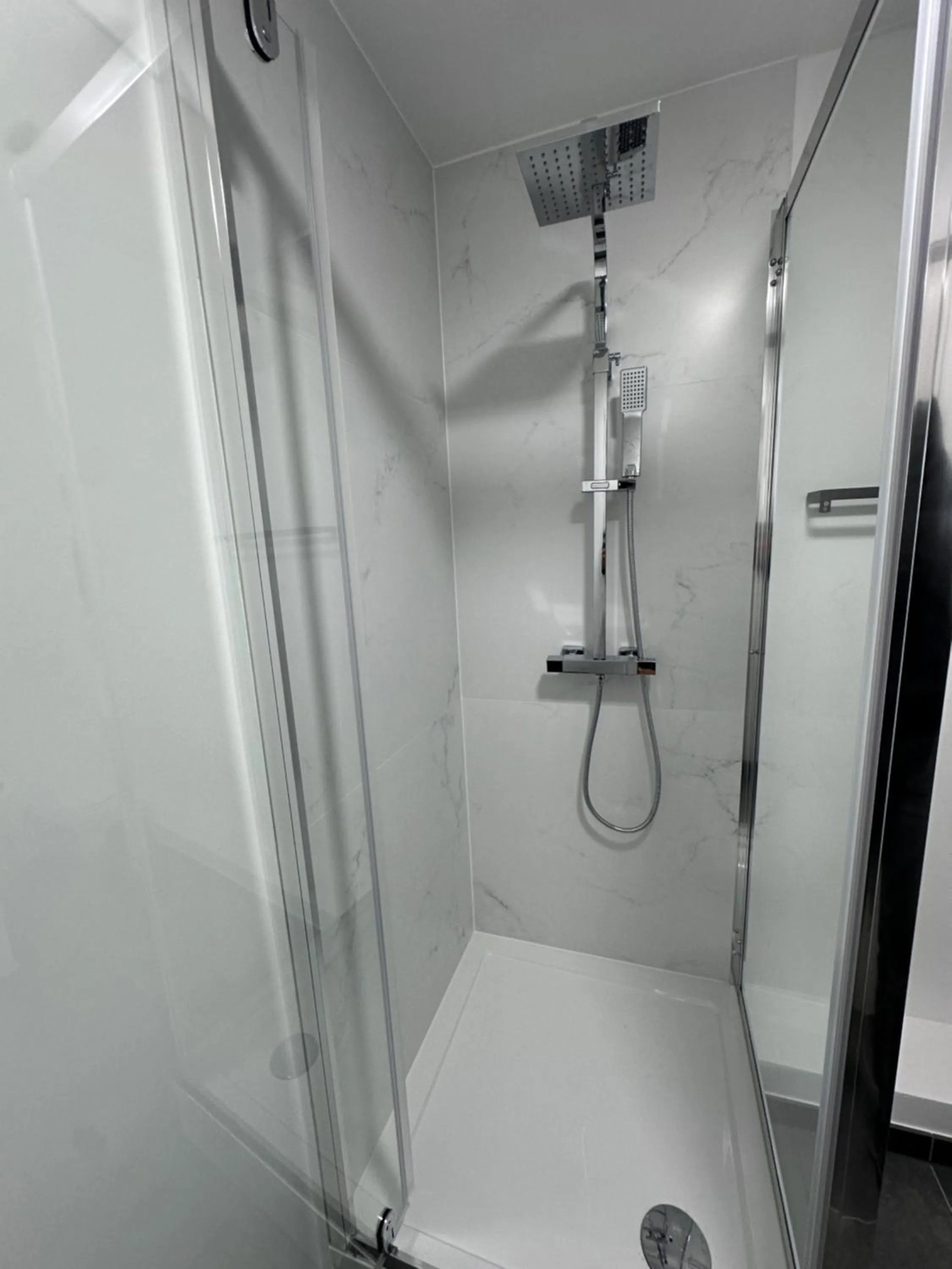 Shower in Hotel Albert