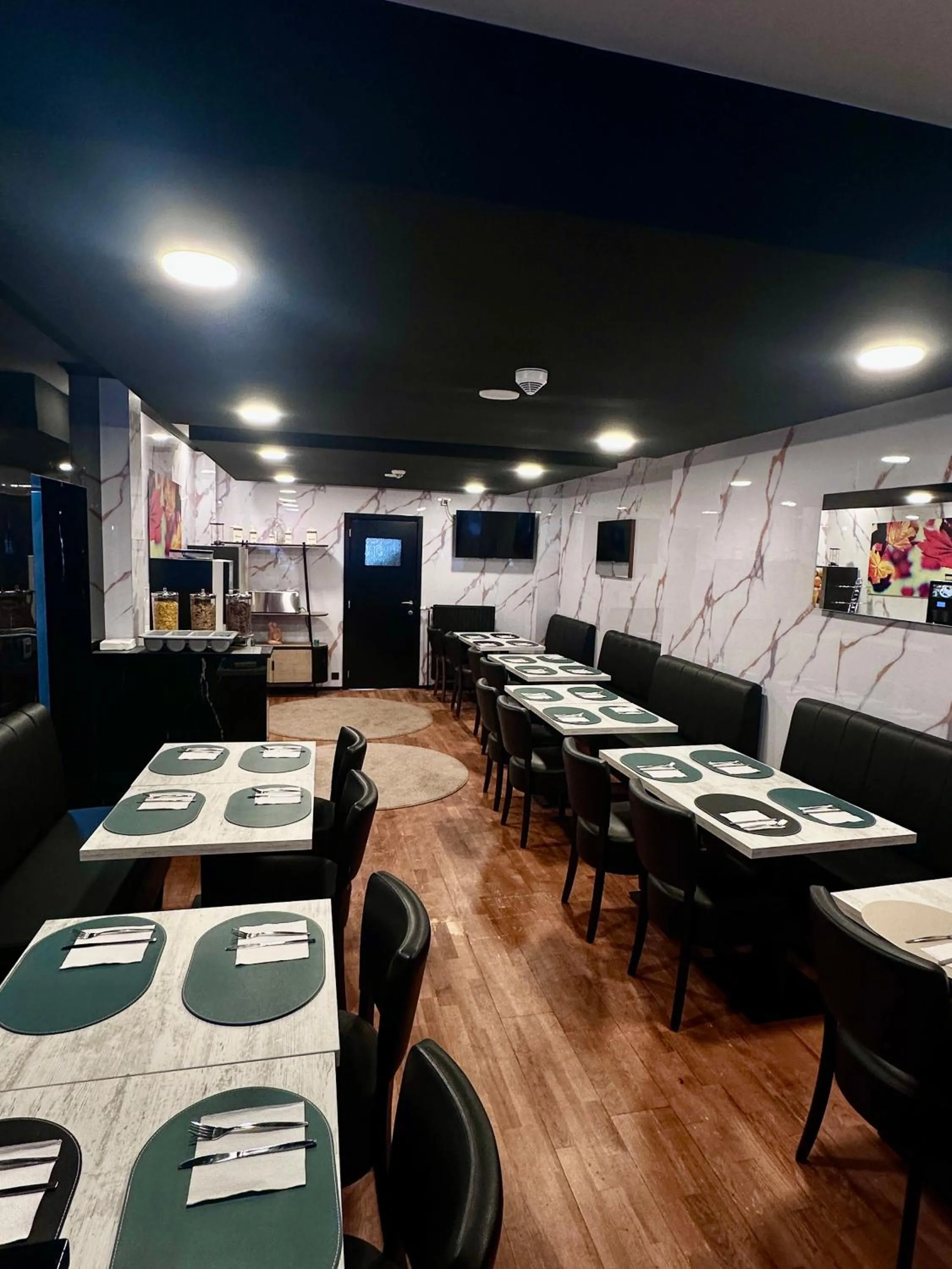 Restaurant/places to eat in Hotel Albert