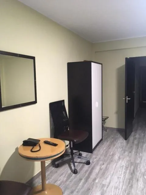 TV and multimedia, TV/Entertainment Center in Albert Hotel