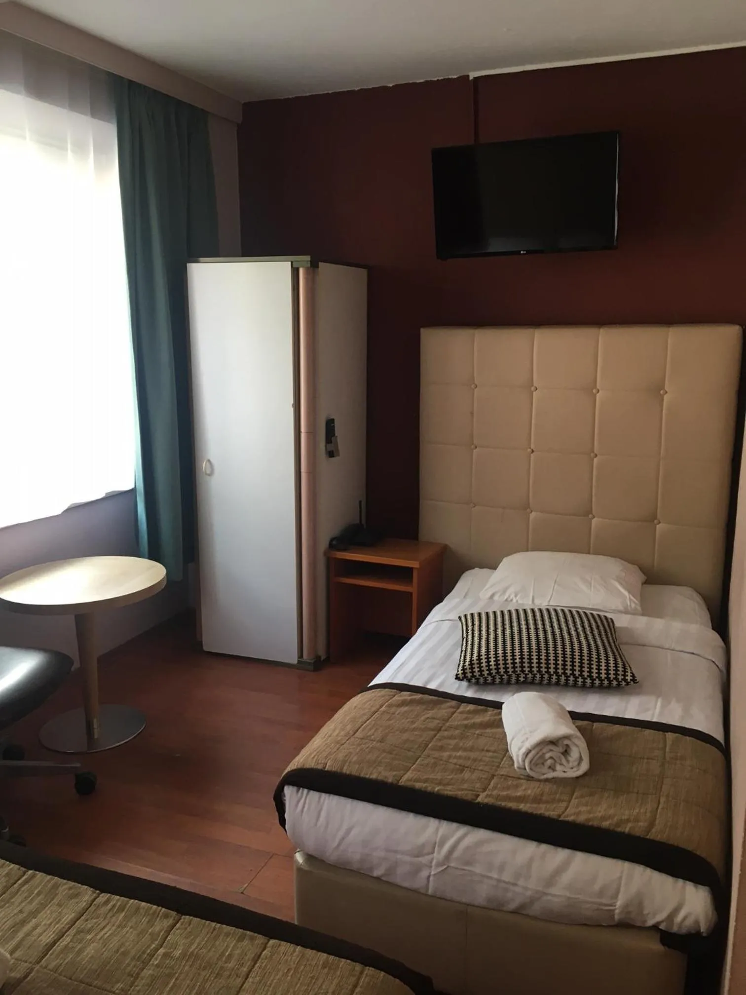 Photo of the whole room, TV/Entertainment Center in Albert Hotel