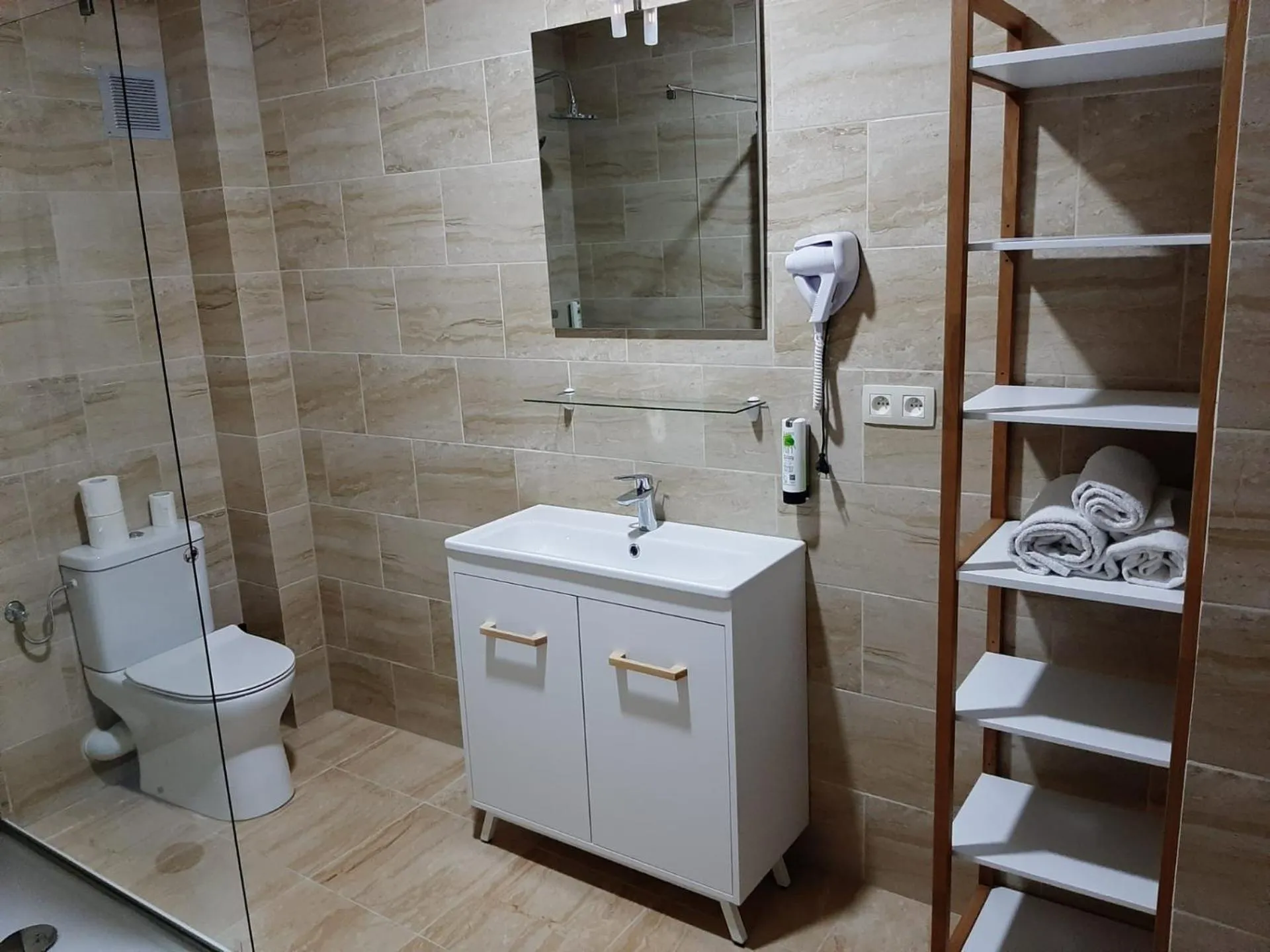 Bathroom in Albert Hotel