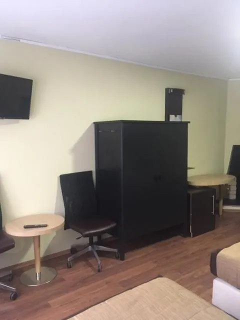 Communal lounge/ TV room, TV/Entertainment Center in Albert Hotel