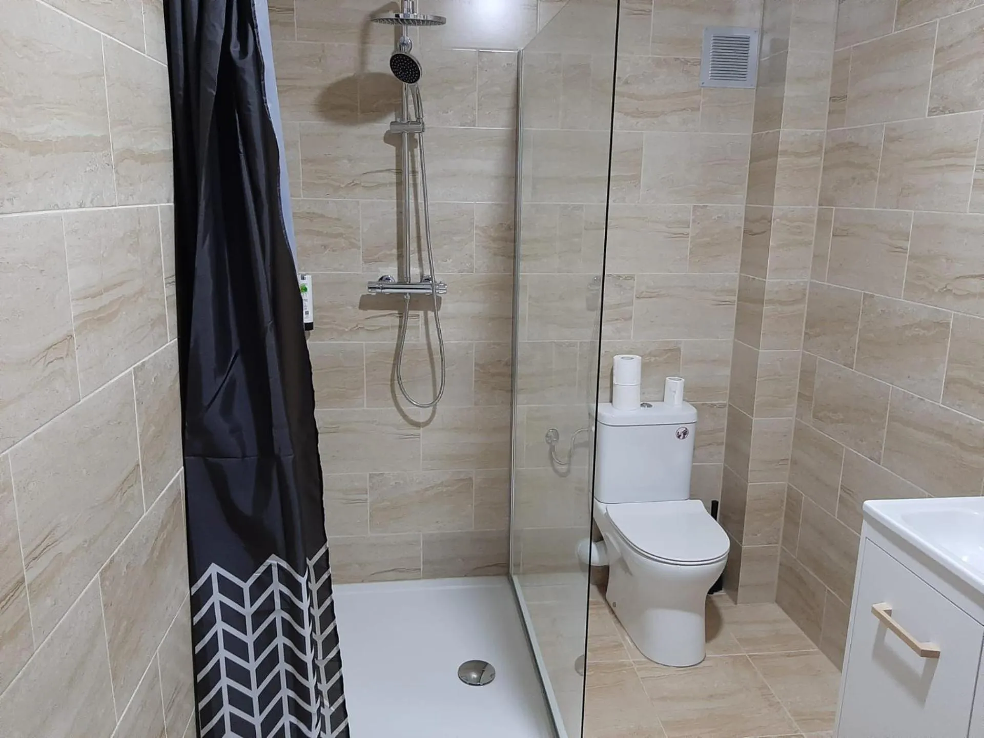 Bathroom in Albert Hotel