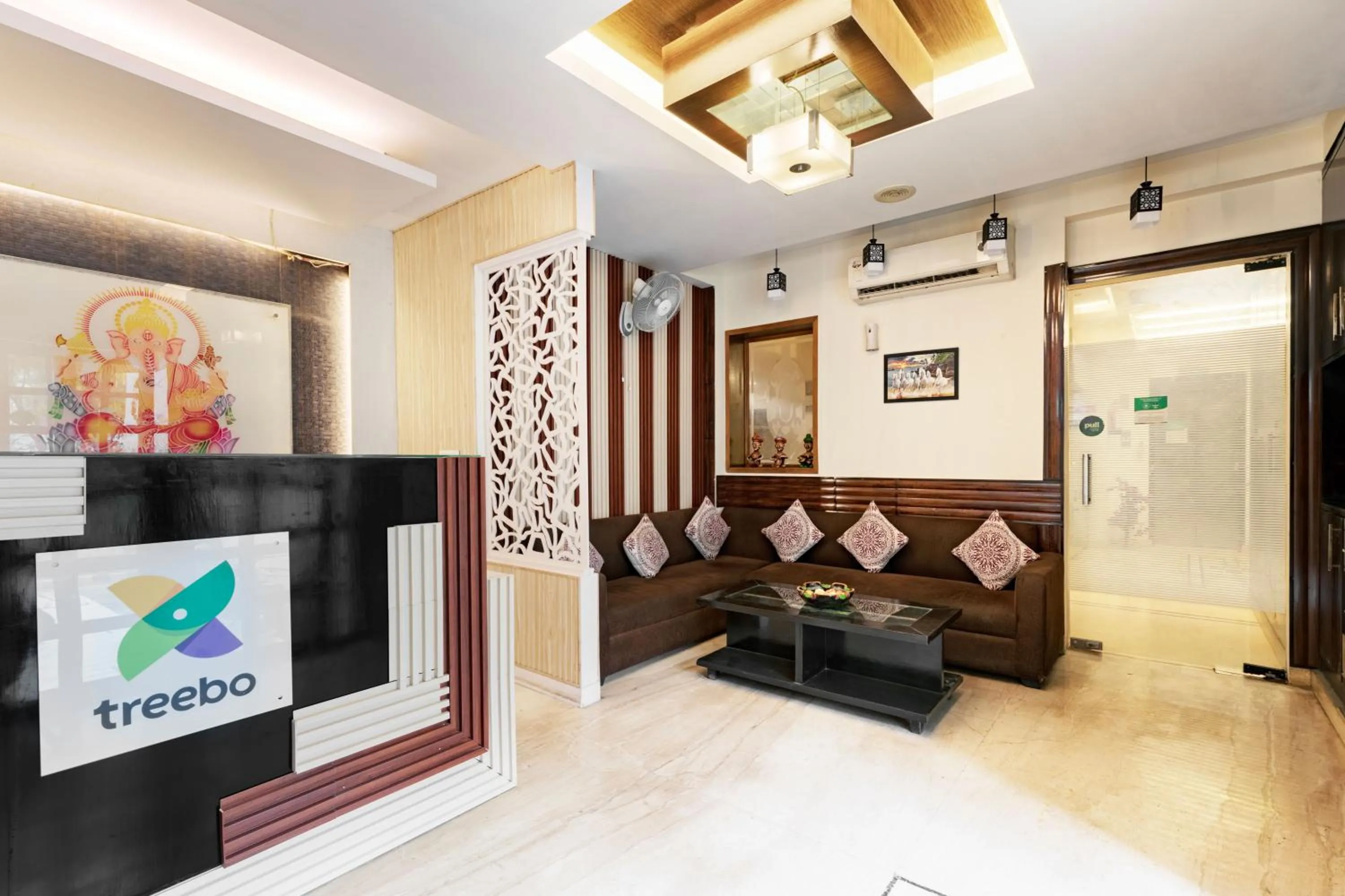 Lobby or reception in Treebo White Castle, Gurgaon