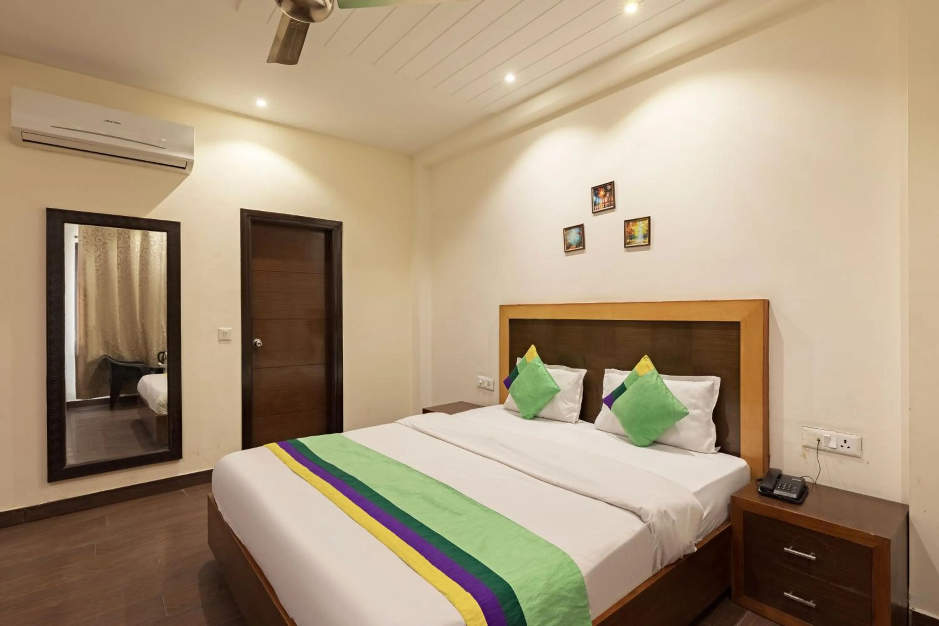 Bedroom, Bed in Treebo White Castle, Gurgaon