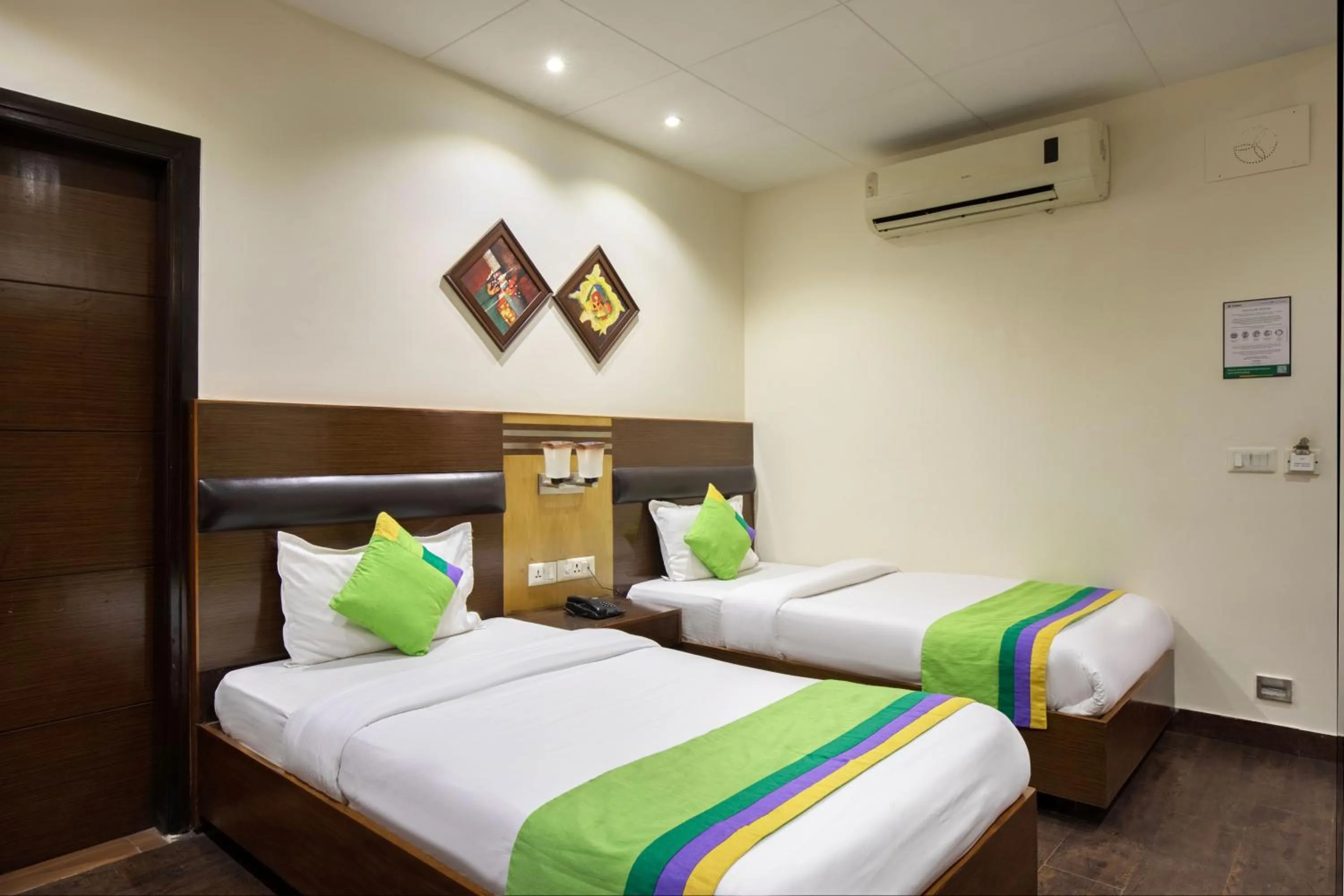 Bathroom, Bed in Treebo White Castle, Gurgaon