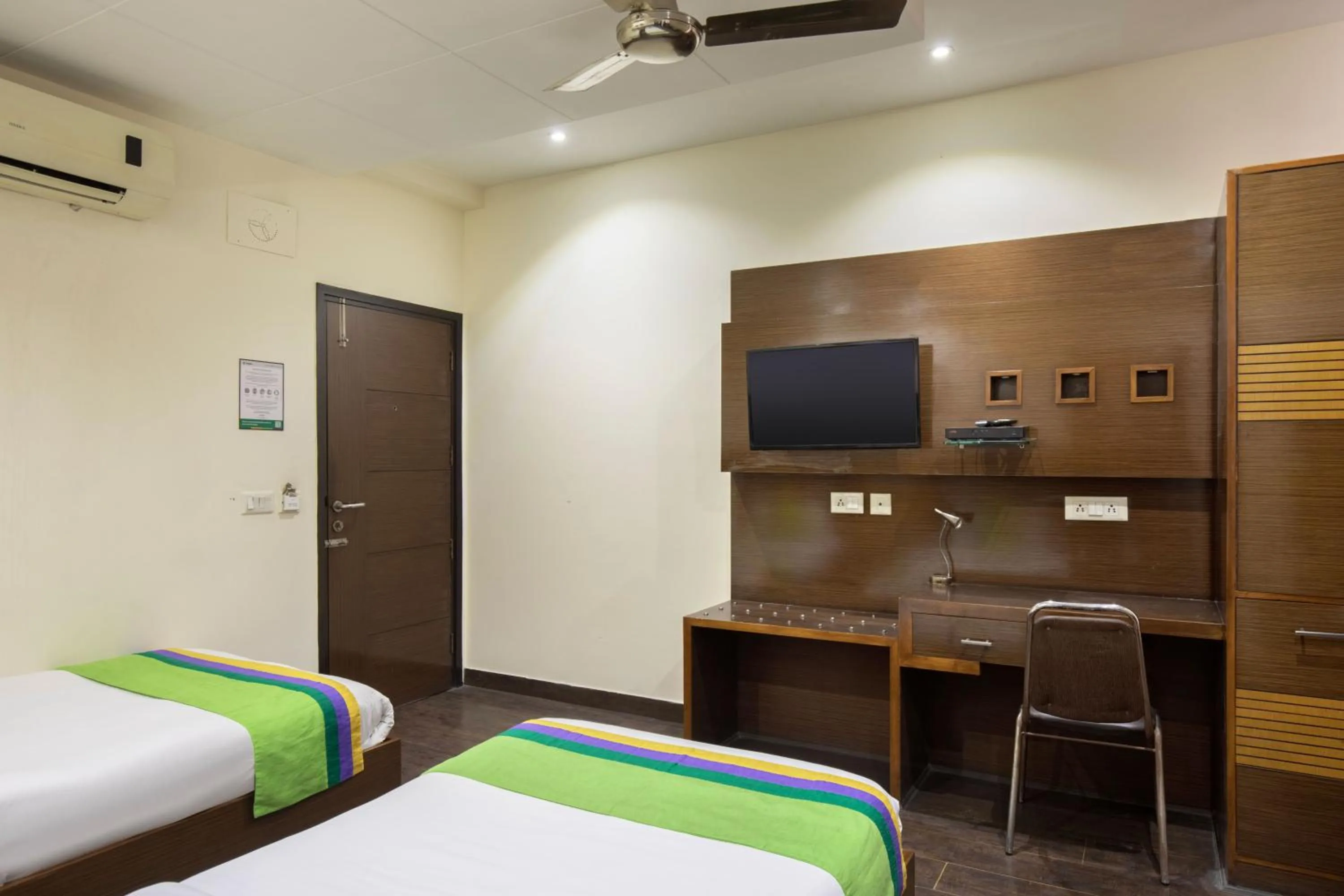 Bathroom, Bed in Treebo White Castle, Gurgaon