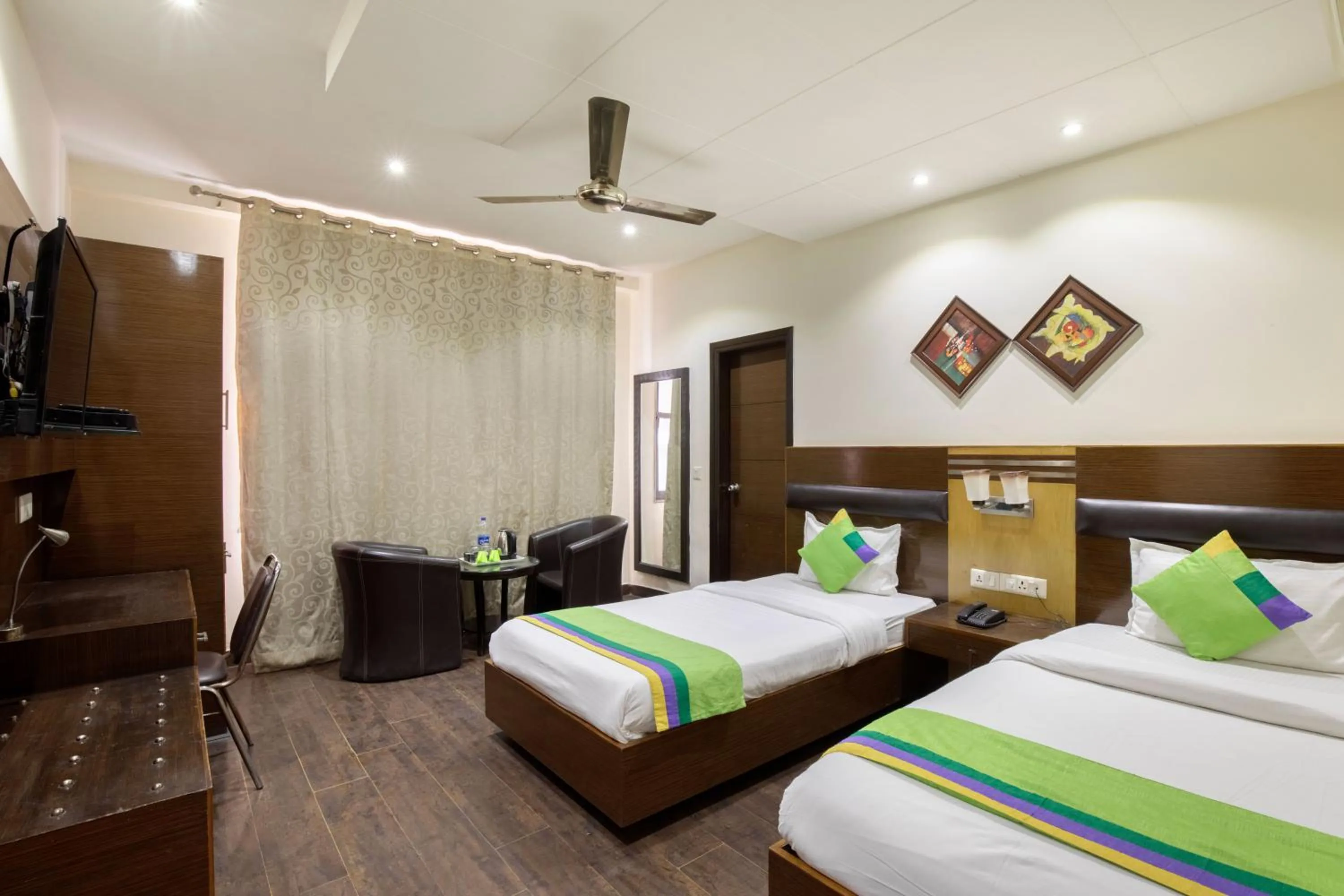 Bathroom, Bed in Treebo White Castle, Gurgaon