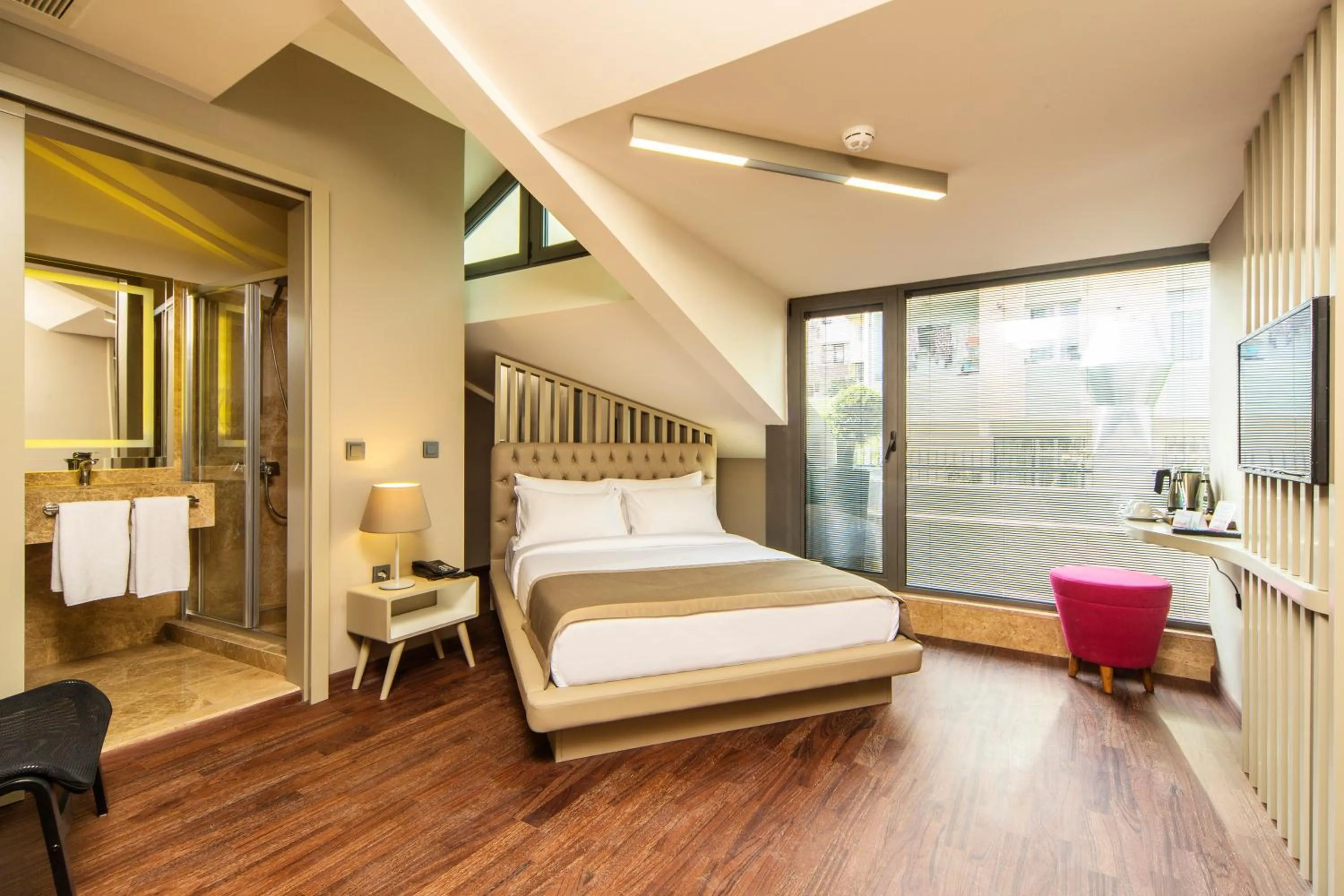 Photo of the whole room, Bed in The City Suites