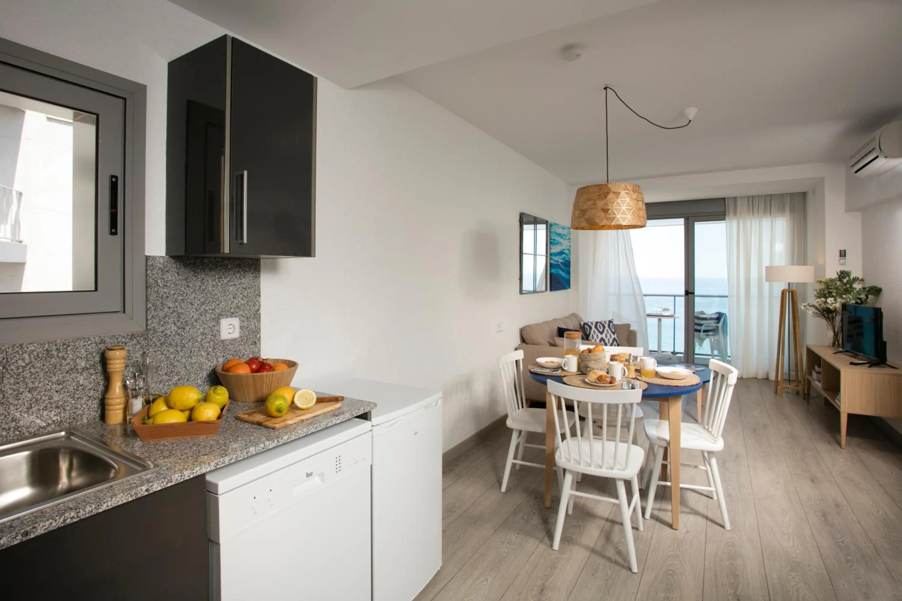 Kitchen or kitchenette in Pierre & Vacances Blanes Playa