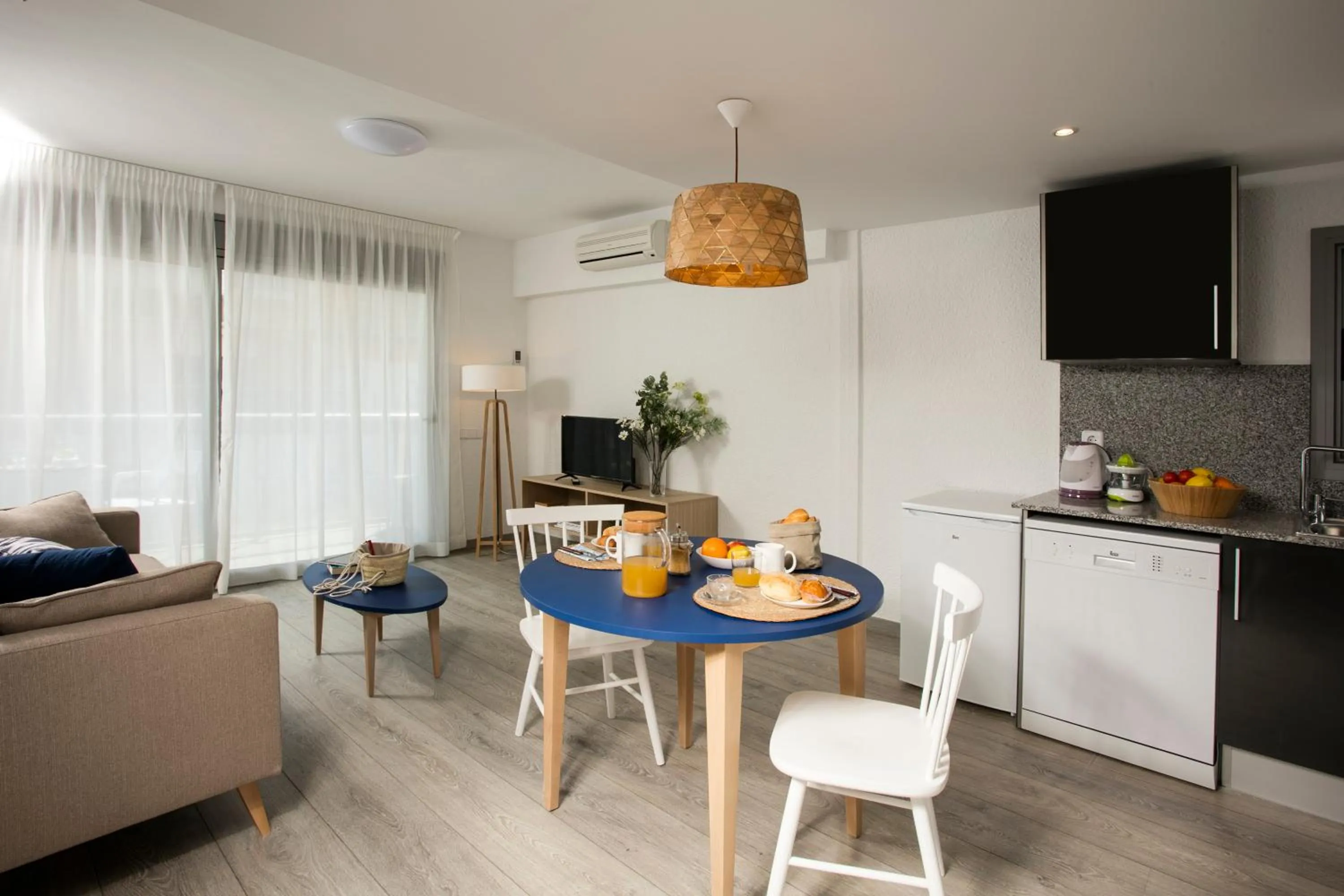 Kitchen or kitchenette in Pierre & Vacances Blanes Playa