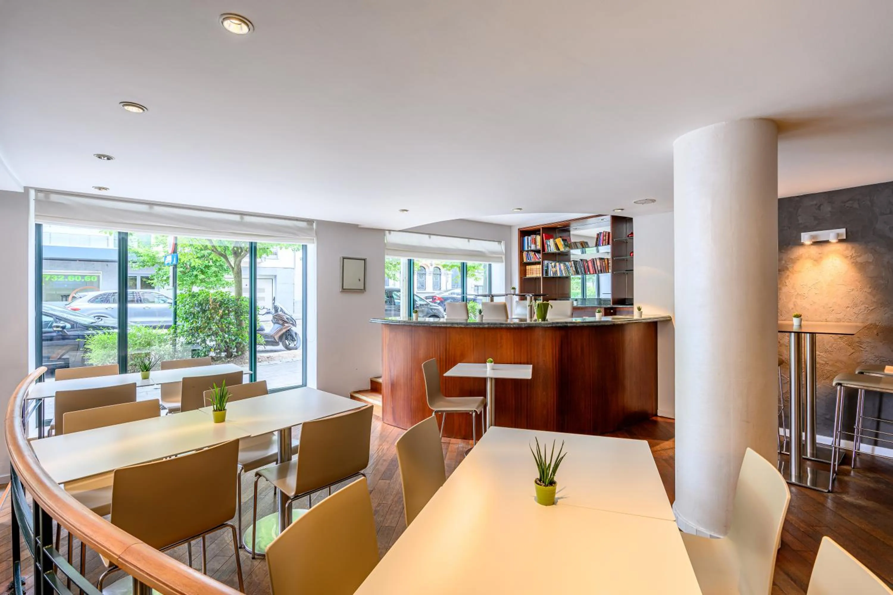 Restaurant/places to eat in B-aparthotel Ambiorix