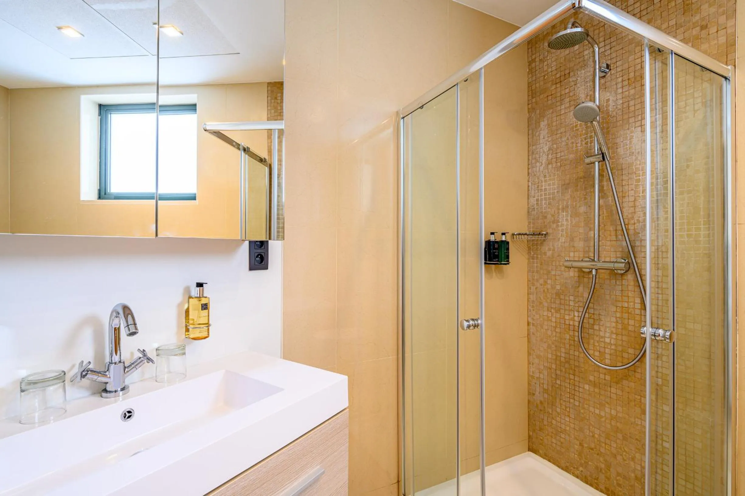 Bathroom in B-aparthotel Ambiorix