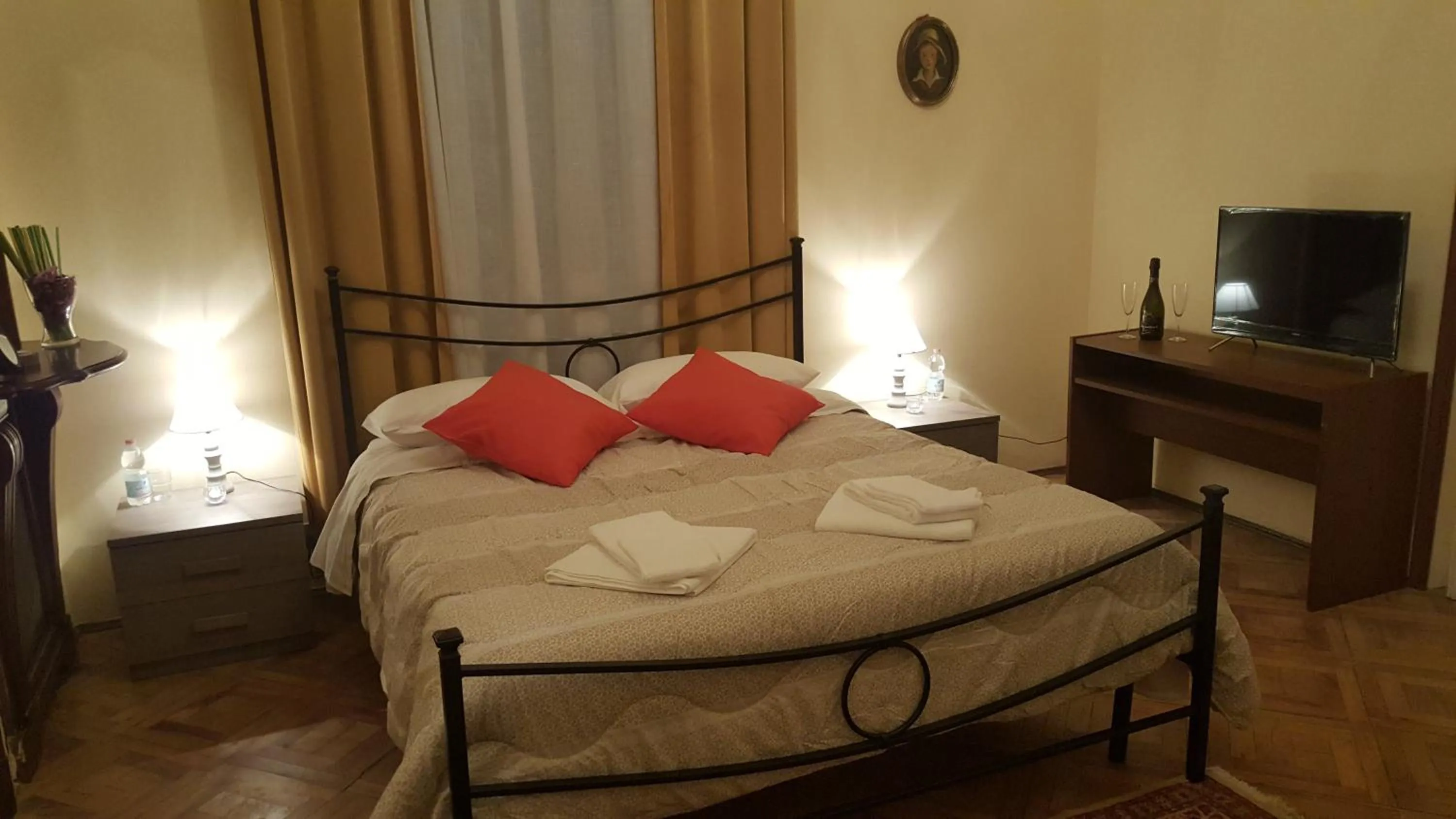 Photo of the whole room, Bed in Garden Suite