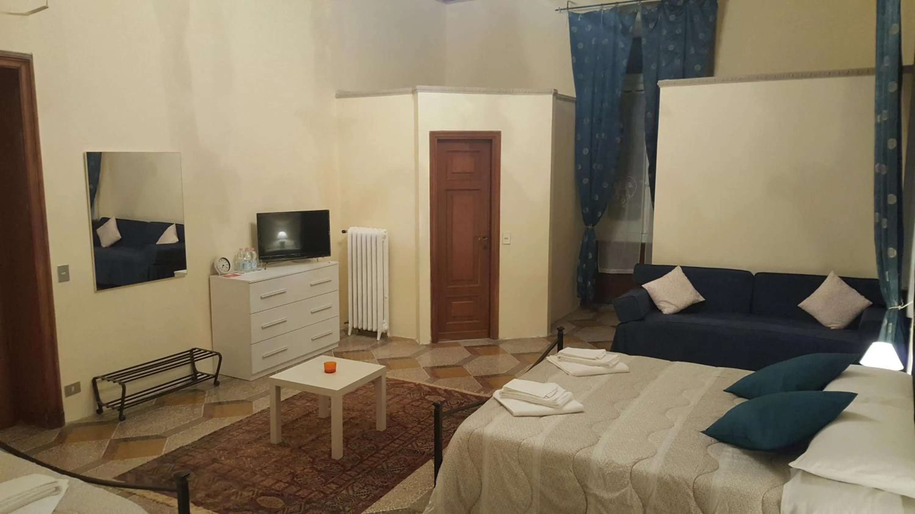 Photo of the whole room, Bed in Garden Suite