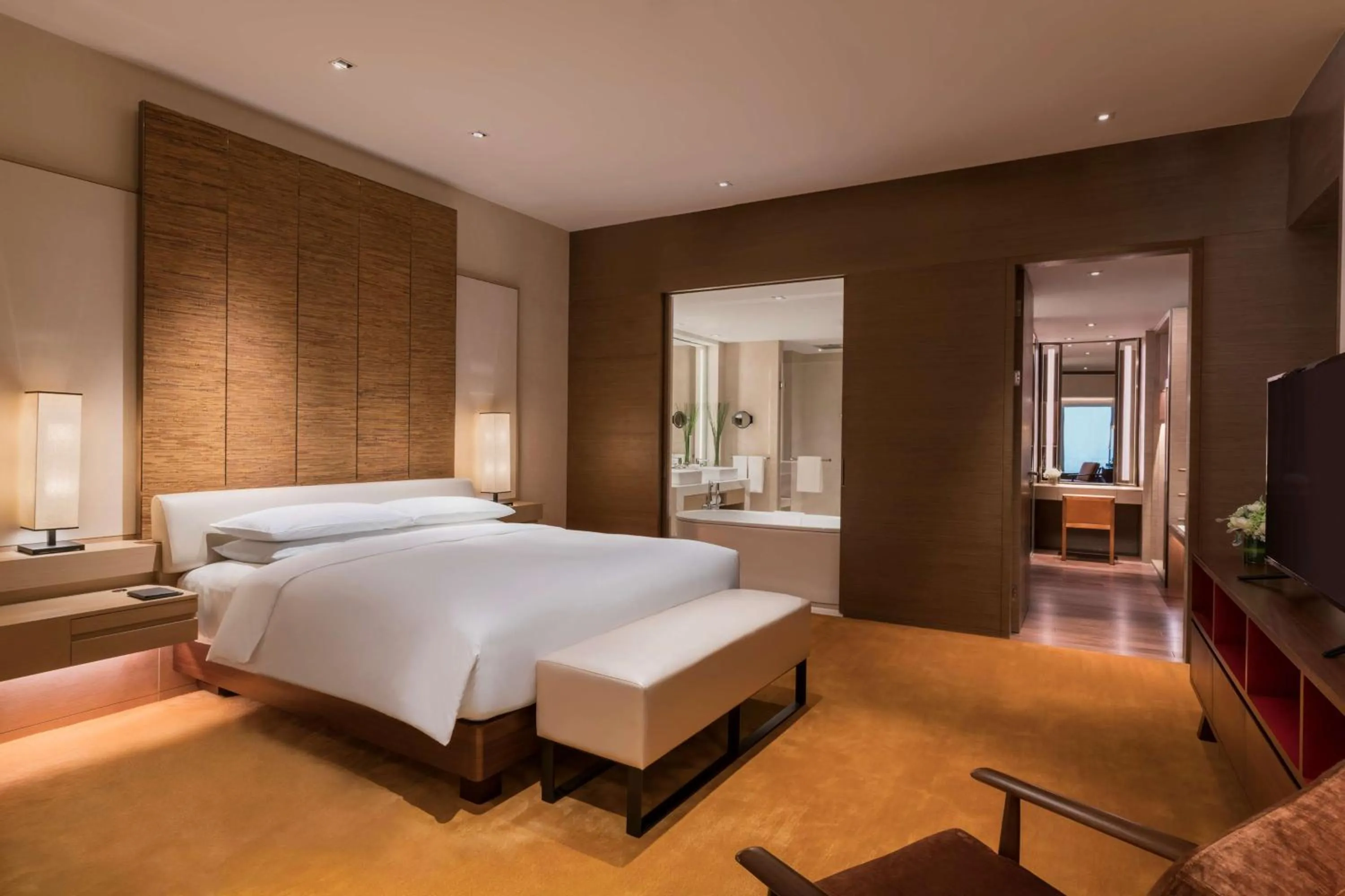 Photo of the whole room, Bed in Hyatt Regency Xiamen Wuyuanwan